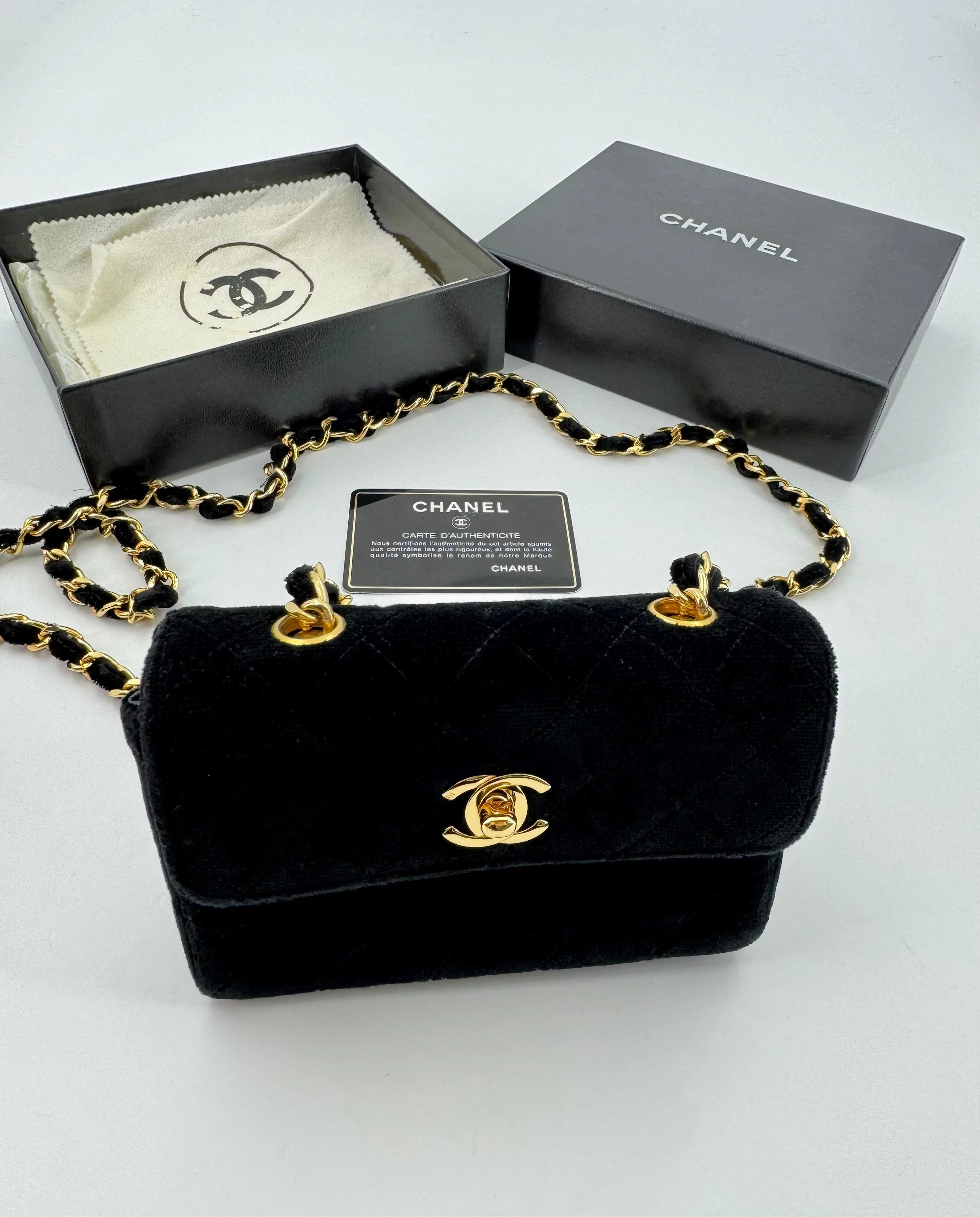 Chanel vintage Black velvet mini square flap bag with gold hardware - Image 4
