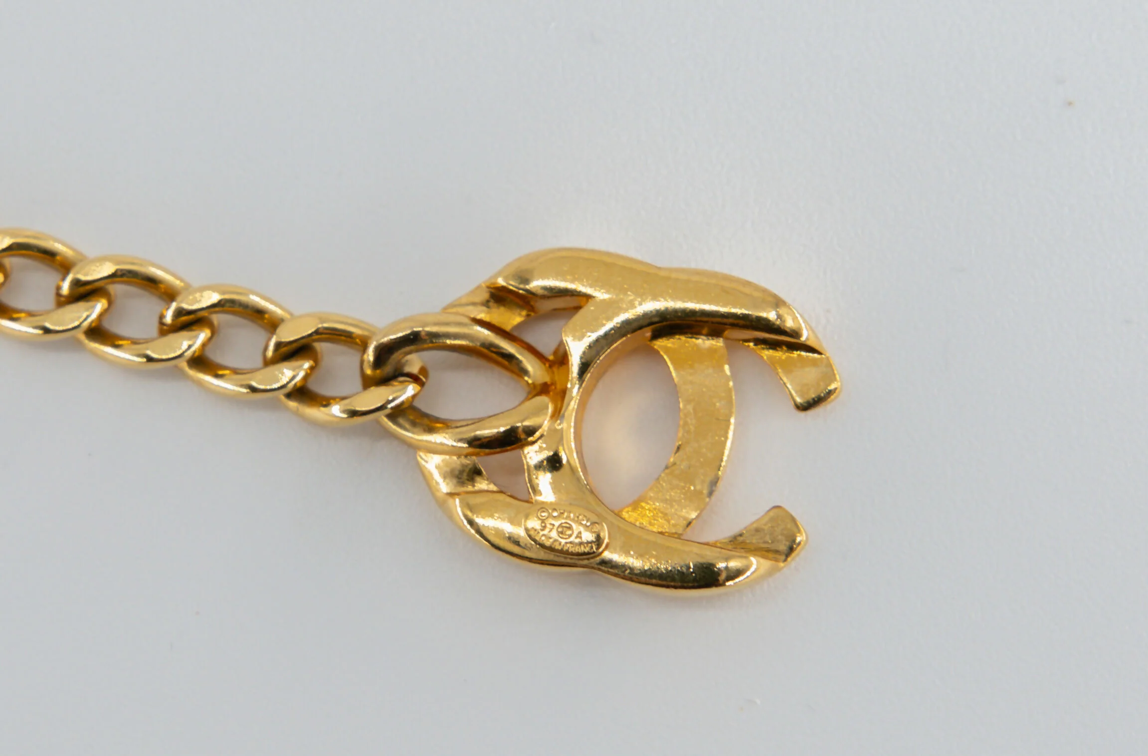 Chanel Vintage CC Gold Turnlock Necklace - Image 3