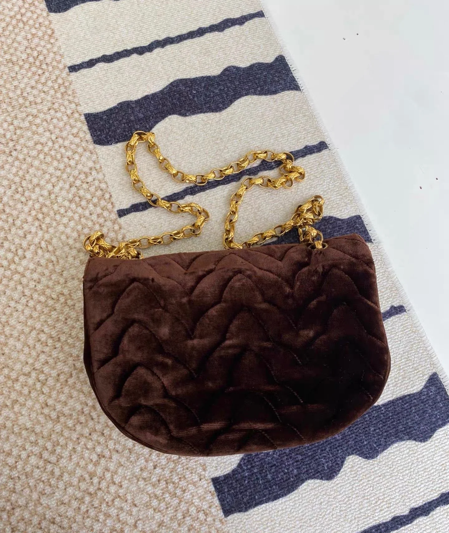Chanel Vintage Flap Bag in Brow Velvet and Gold Hardware - Image 2