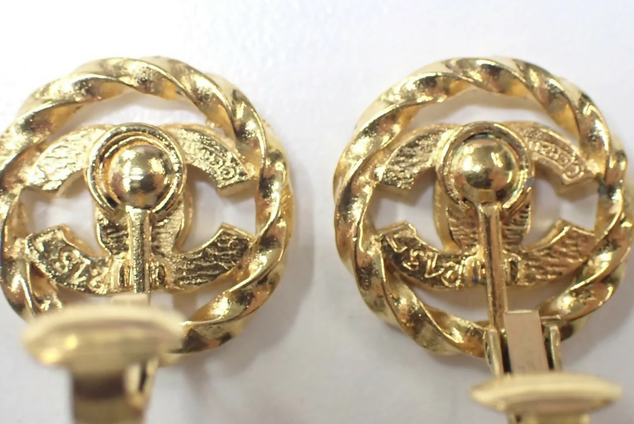 Chanel Vintage Rhinestone Gold Plated CC Logo Clip-on Earrings - Image 4