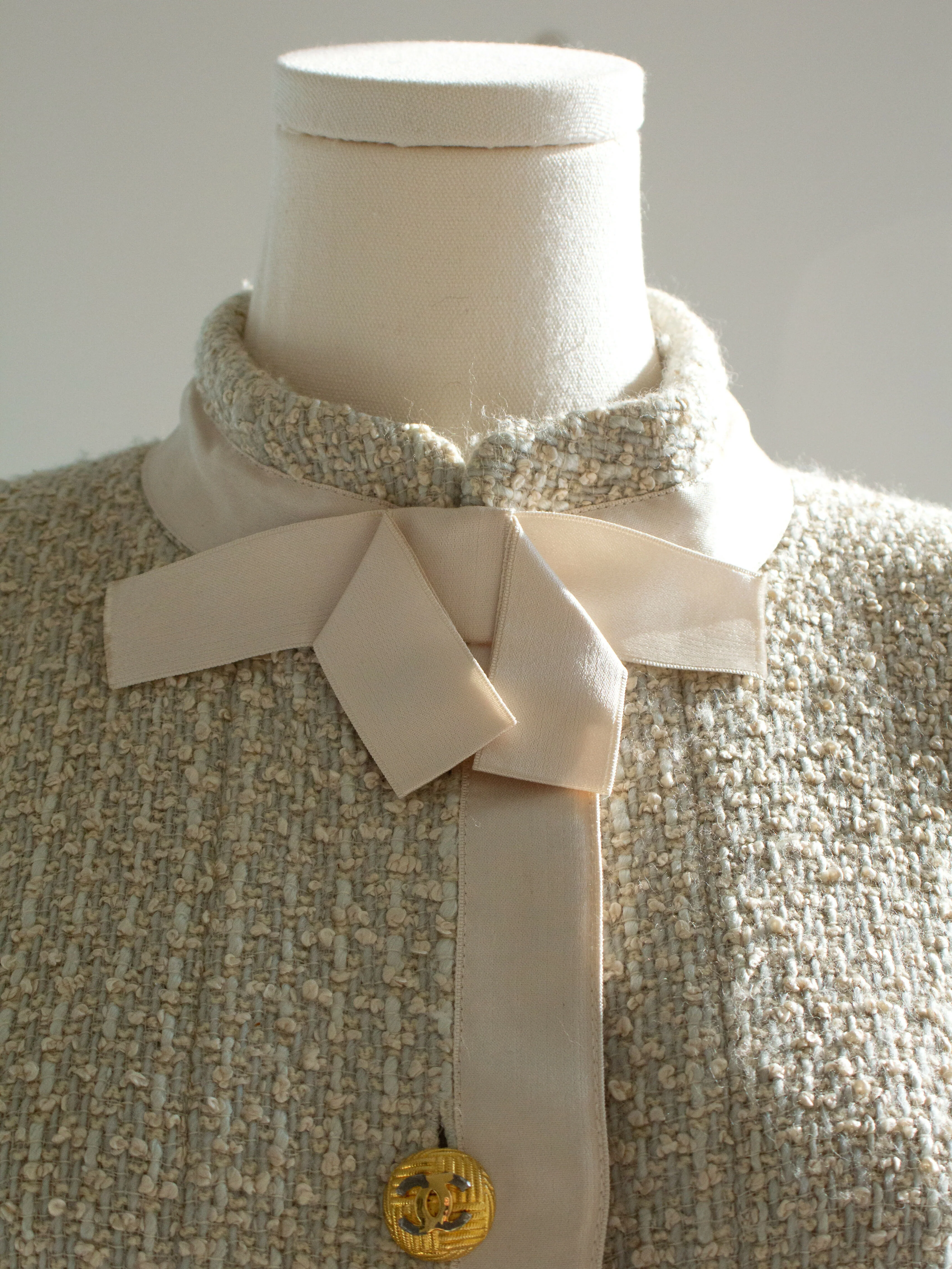 Chanel Vintage S/S1990 Seafood Green Cream Satin Bow Tweed Cropped Jacket - Image 4