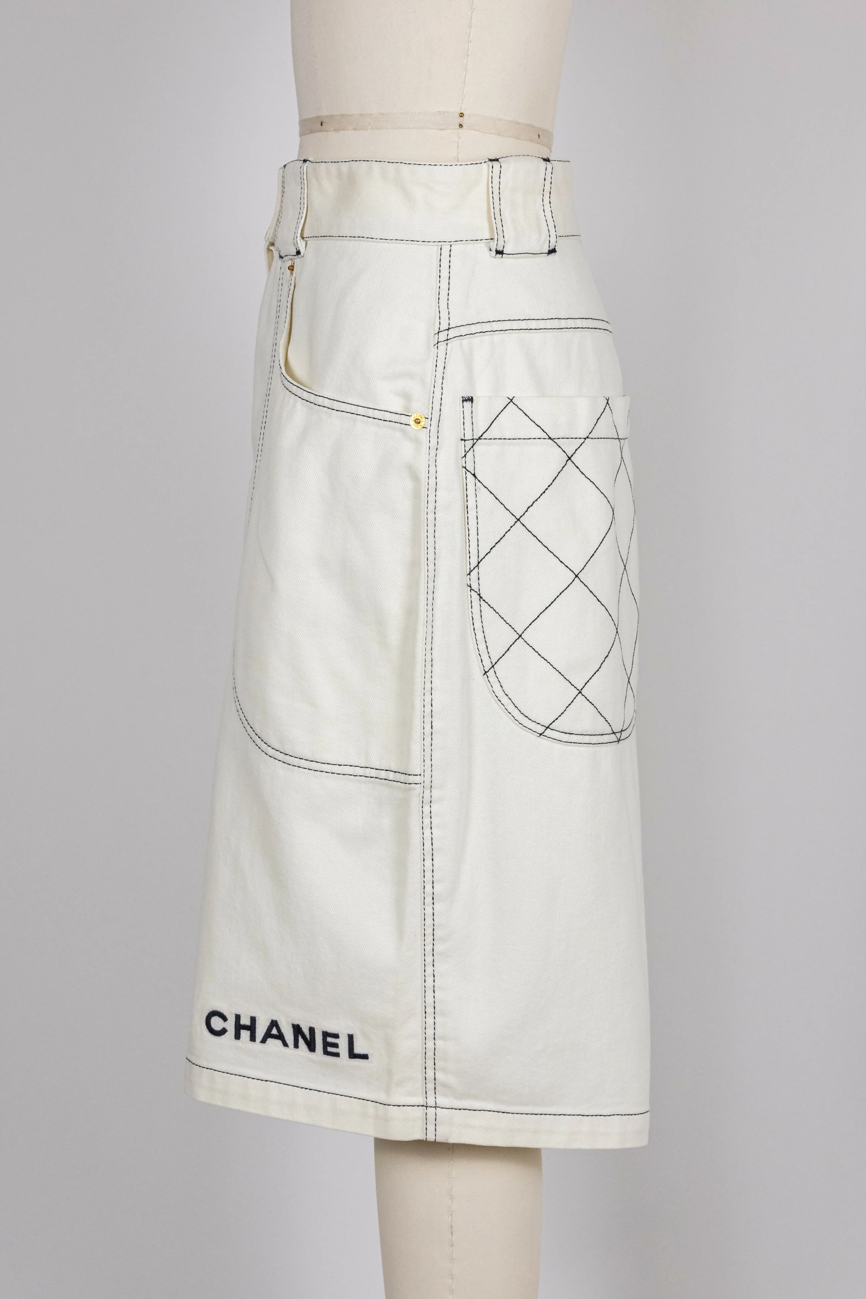 Chanel Vintage White High-Waisted Shorts - Image 4