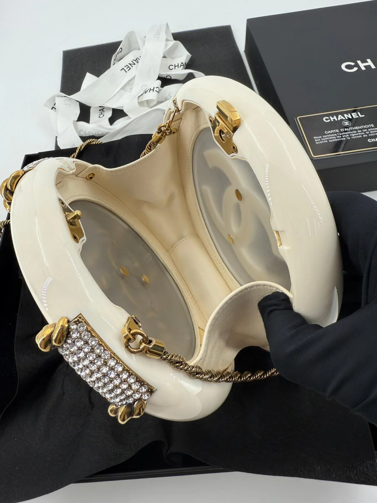 Chanel White Strass and Resin Nautical Wheel Minaudière Bronze Hardware, 2018 Métiers D'art - Image 10