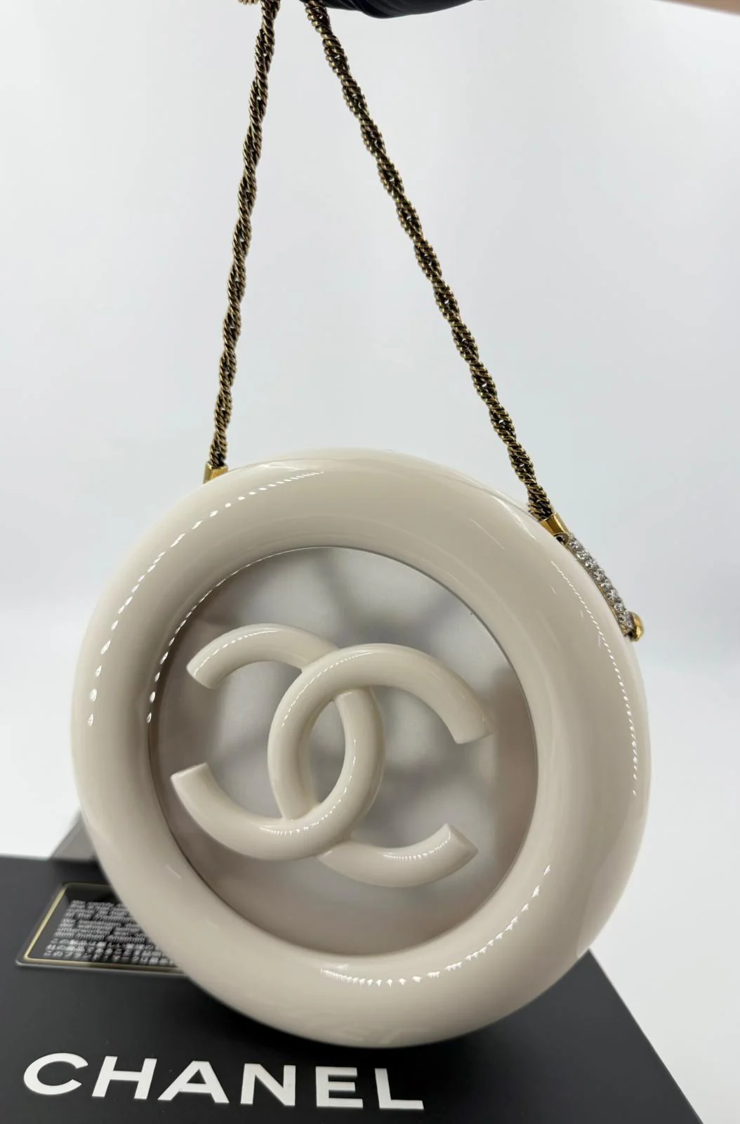 Chanel White Strass and Resin Nautical Wheel Minaudière Bronze Hardware, 2018 Métiers D'art - Image 15