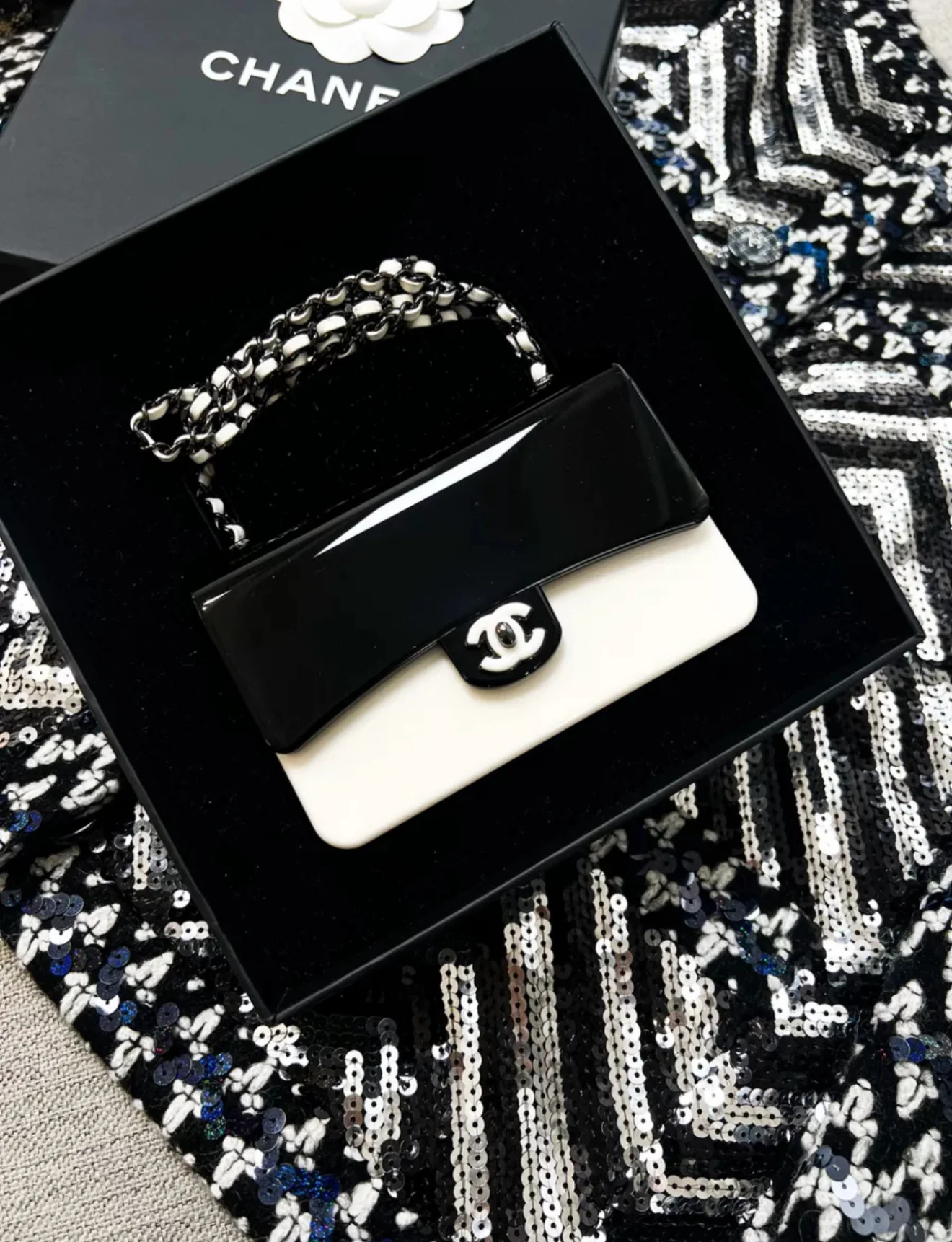 Chanel 21 black and white acrylic box minaudière - Image 2