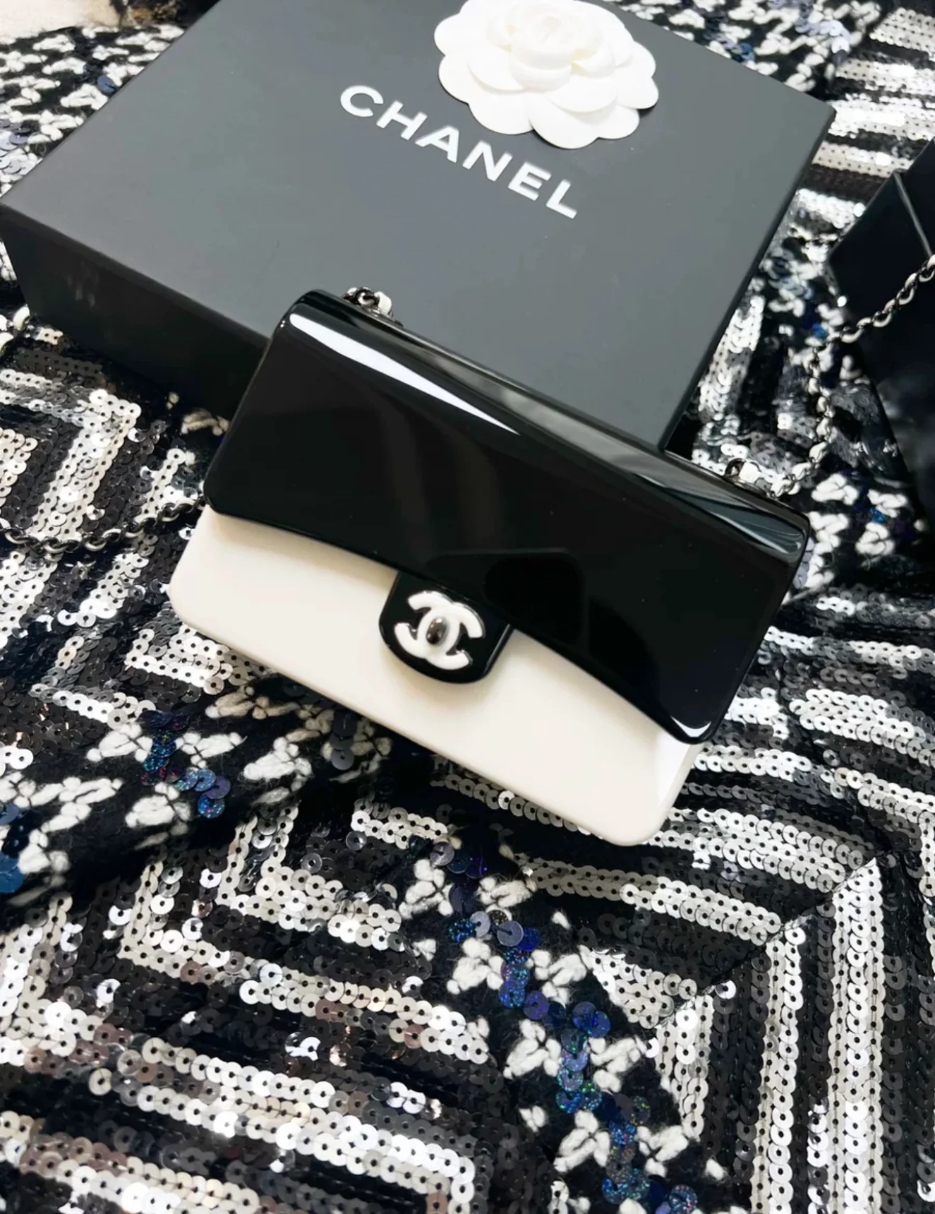Chanel 21 black and white acrylic box minaudière - Image 3