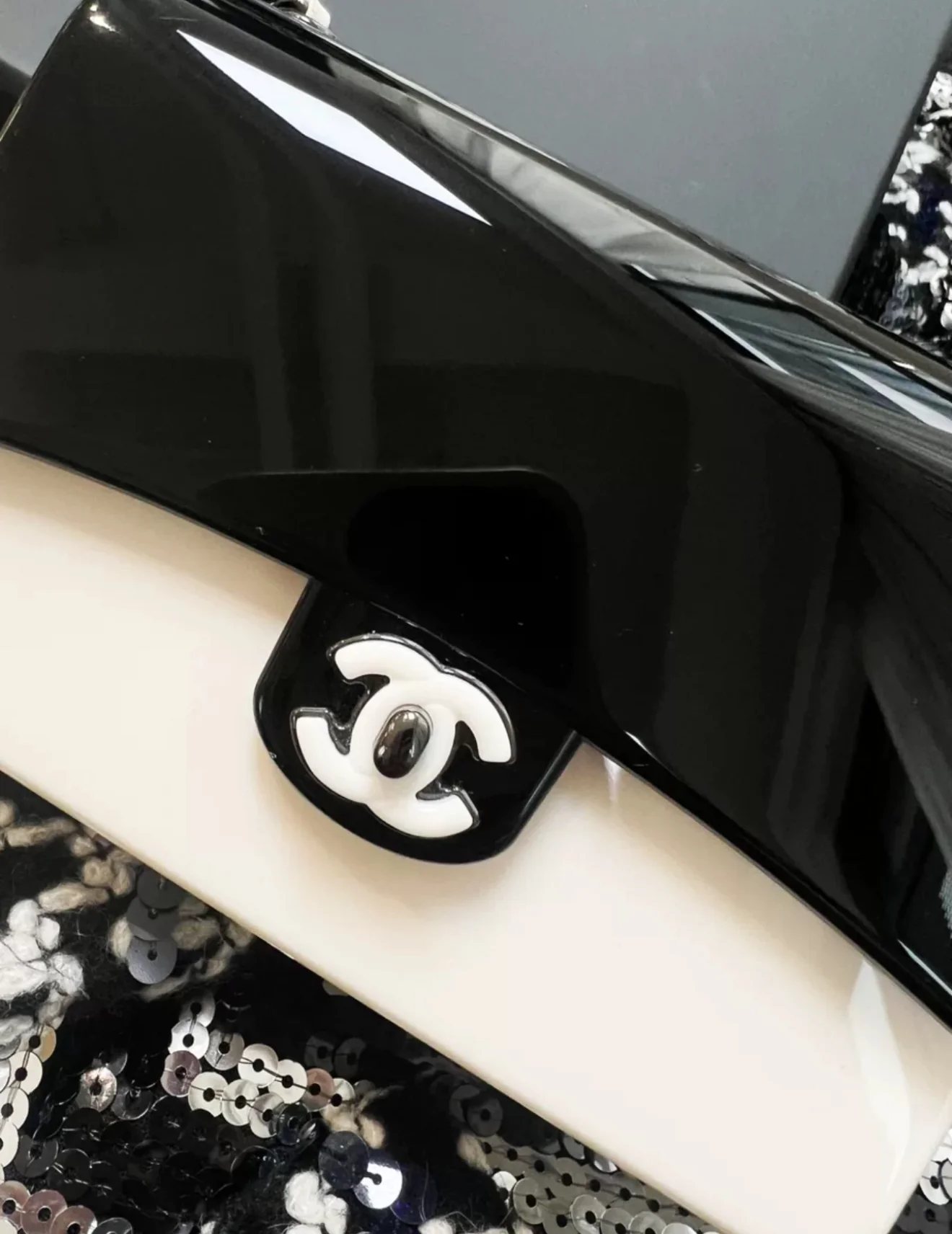Chanel 21 black and white acrylic box minaudière - Image 4