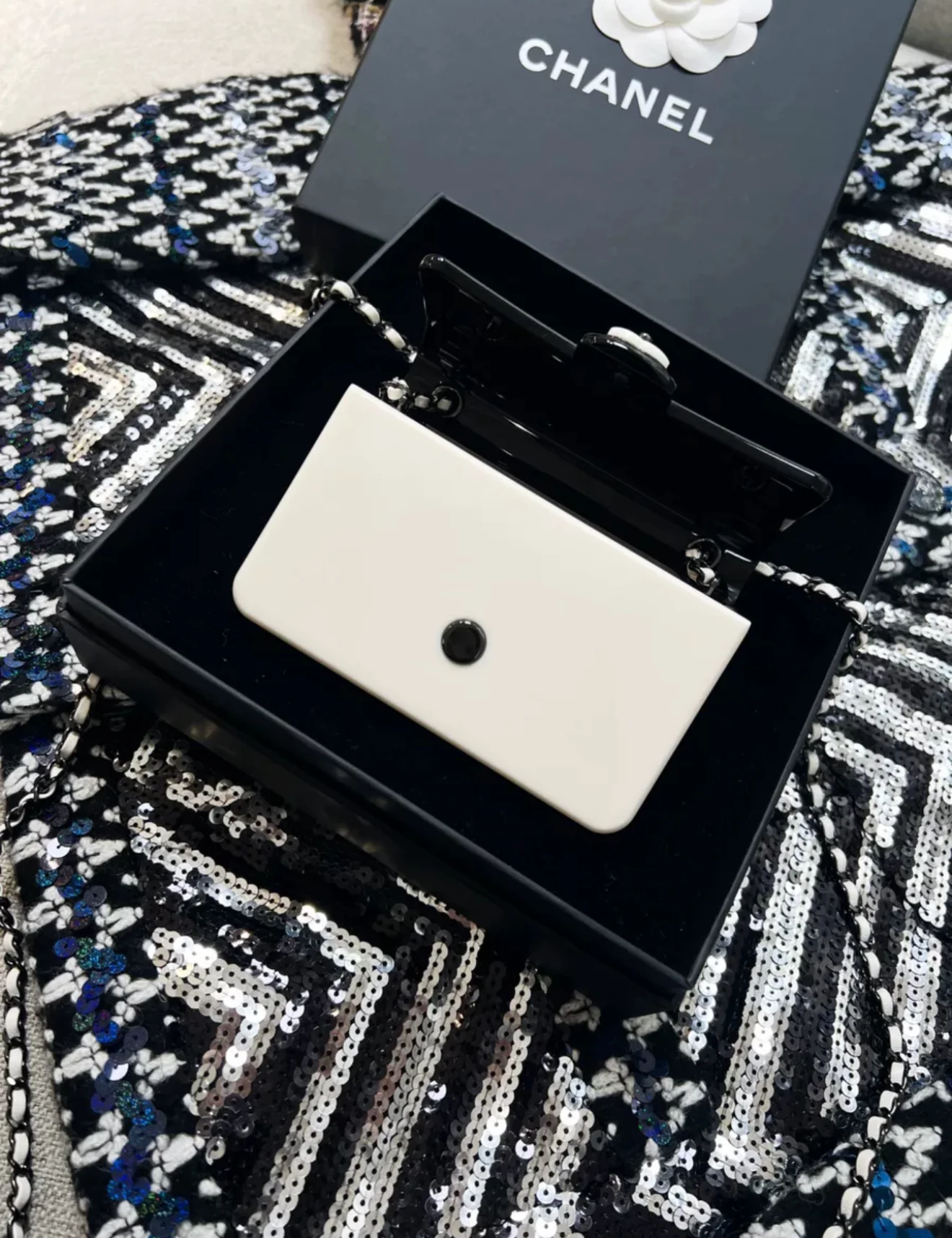 Chanel 21 black and white acrylic box minaudière - Image 5