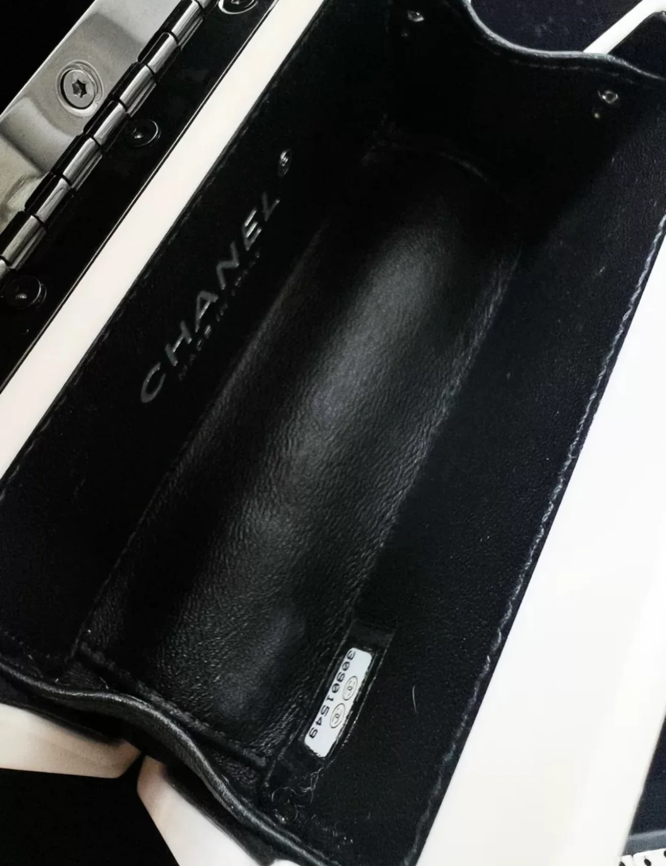 Chanel 21 black and white acrylic box minaudière - Image 6