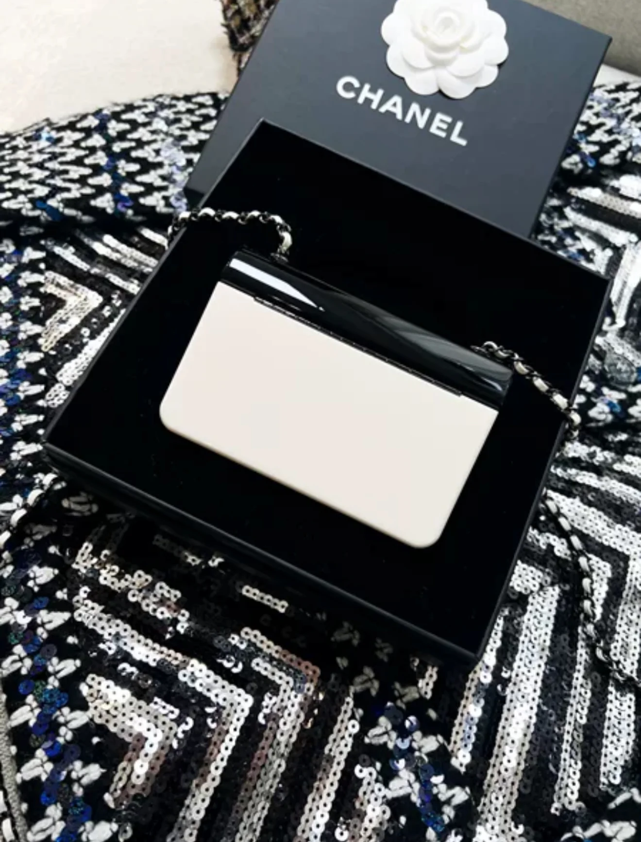 Chanel 21 black and white acrylic box minaudière - Image 7