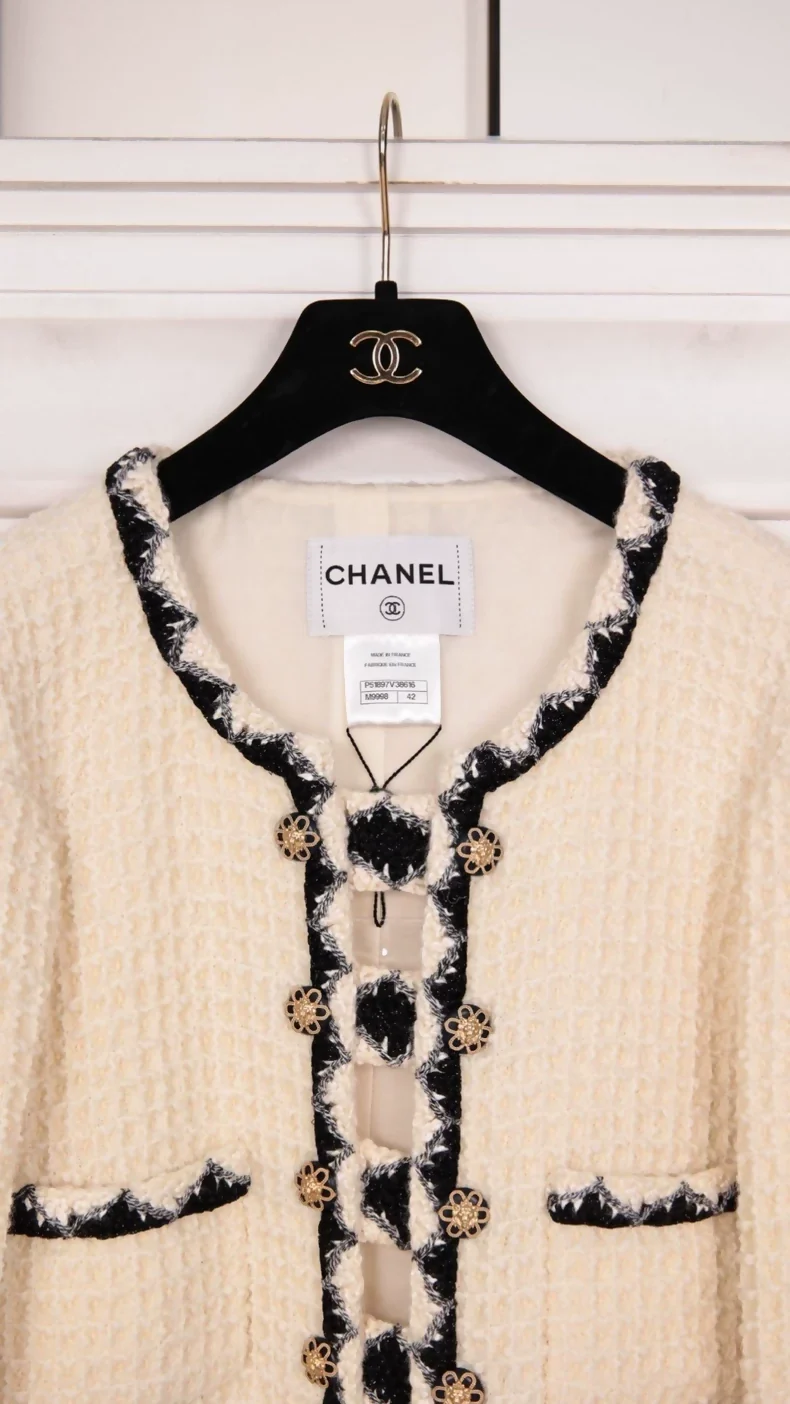 Chanel's 2015 Salzburg runway collection: White double-breasted lion-head button four-pocket jacket - Image 2