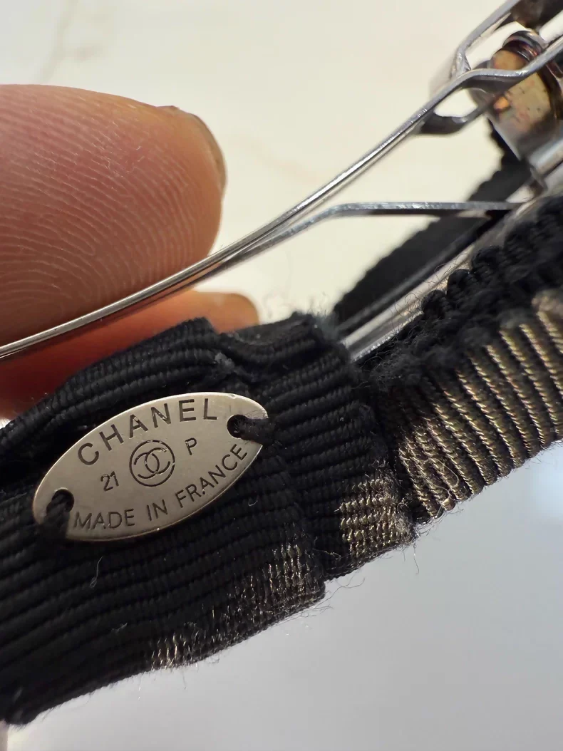 Chanel's classic black bow double-C hair clip - Image 3