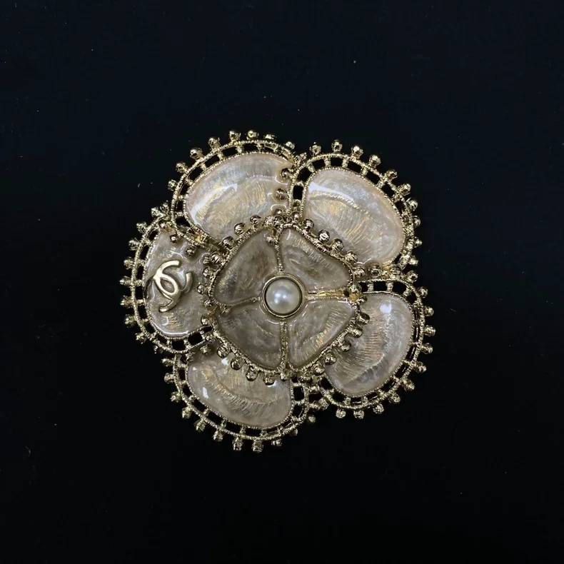 Classic 23K champagne gold camellia pearl brooch - Image 2
