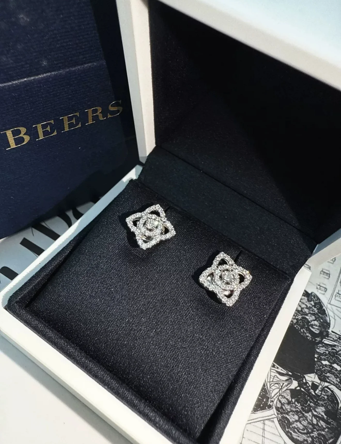 DE BEERS ENCHANTED LOTUS EARRINGS IN WHITE GOLD - Image 2