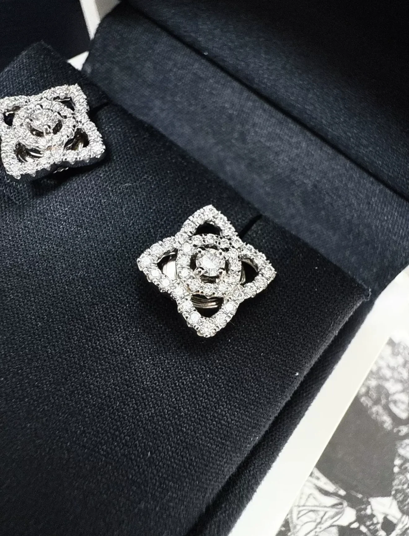 DE BEERS ENCHANTED LOTUS EARRINGS IN WHITE GOLD - Image 3