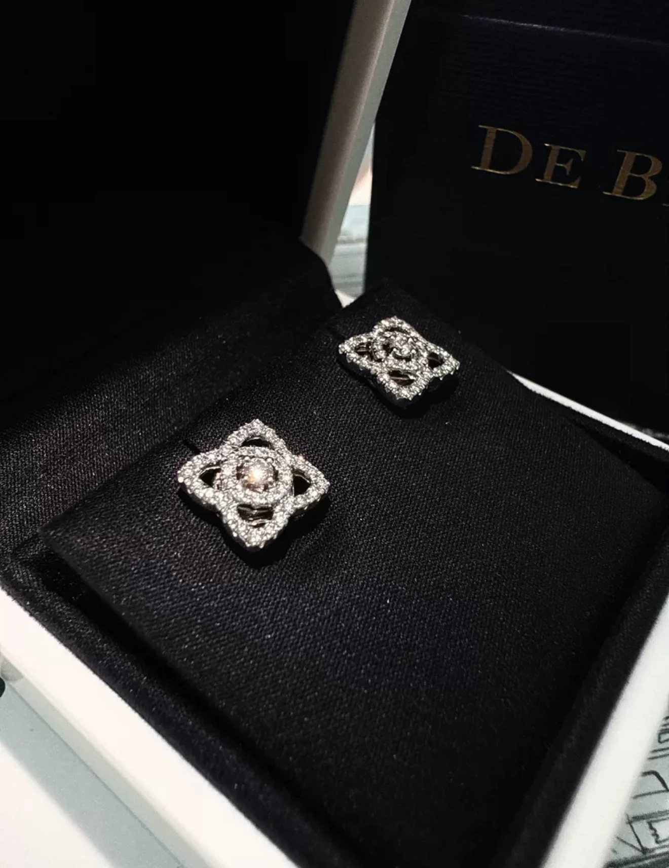 DE BEERS ENCHANTED LOTUS EARRINGS IN WHITE GOLD - Image 4