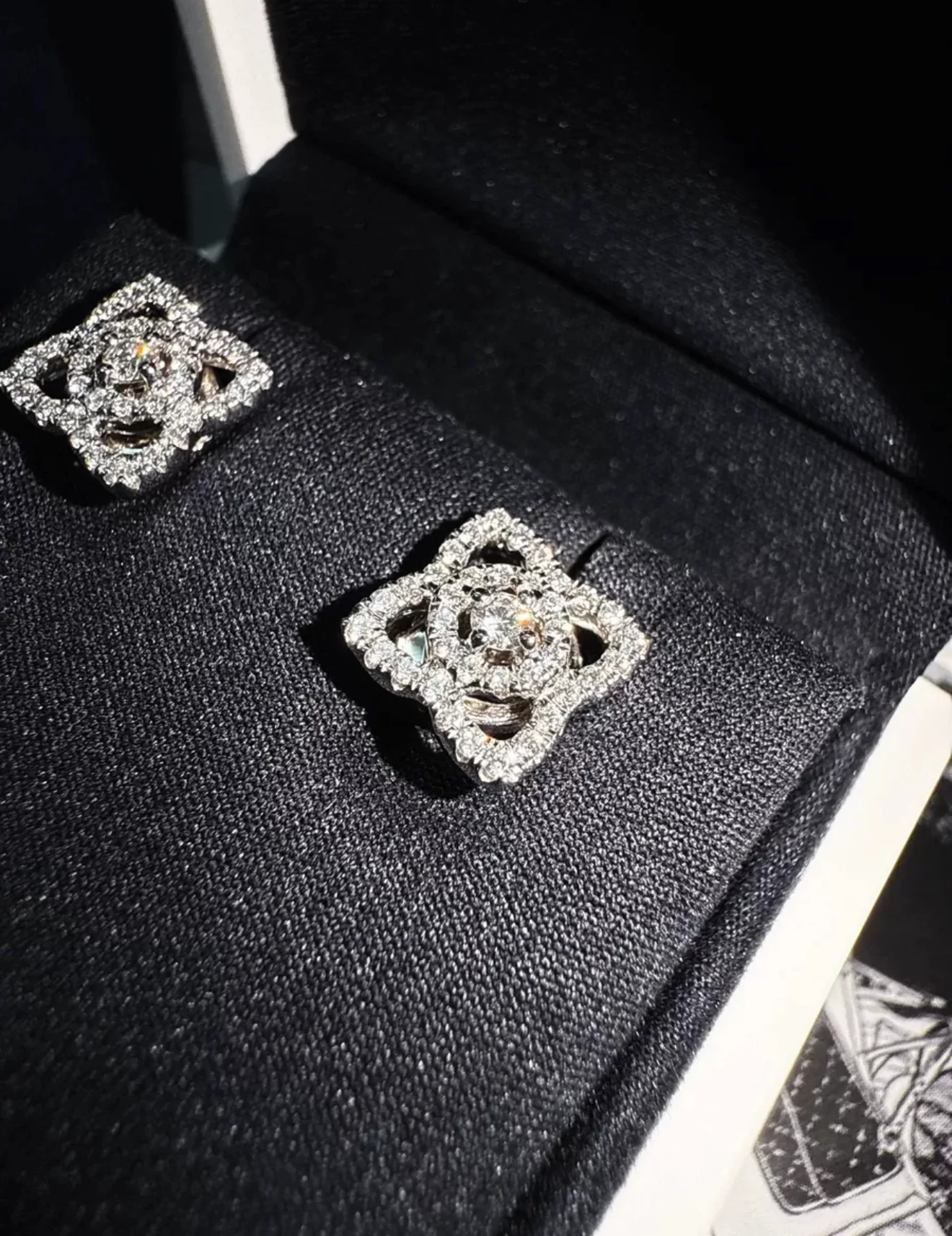 DE BEERS ENCHANTED LOTUS EARRINGS IN WHITE GOLD - Image 5