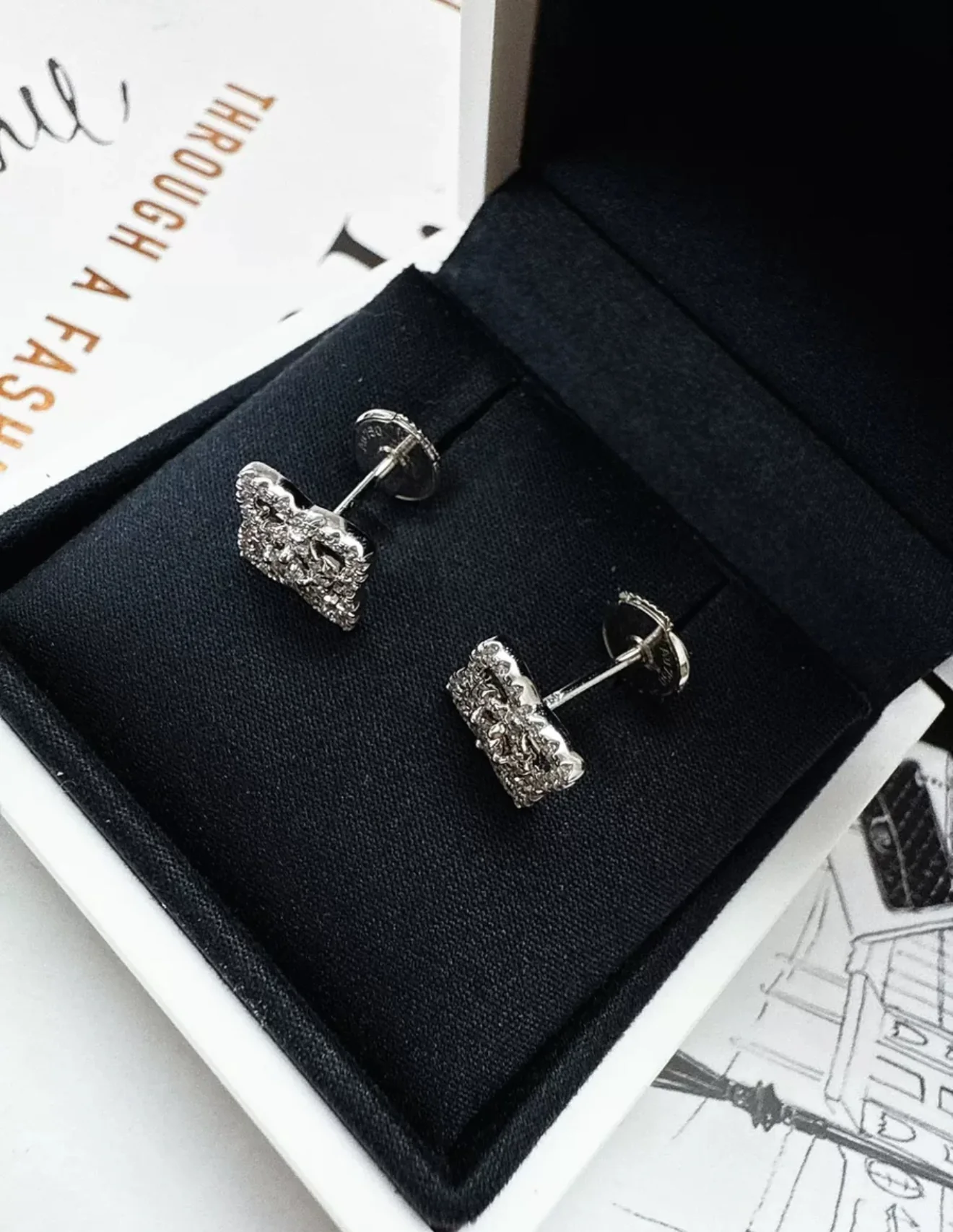 DE BEERS ENCHANTED LOTUS EARRINGS IN WHITE GOLD - Image 6