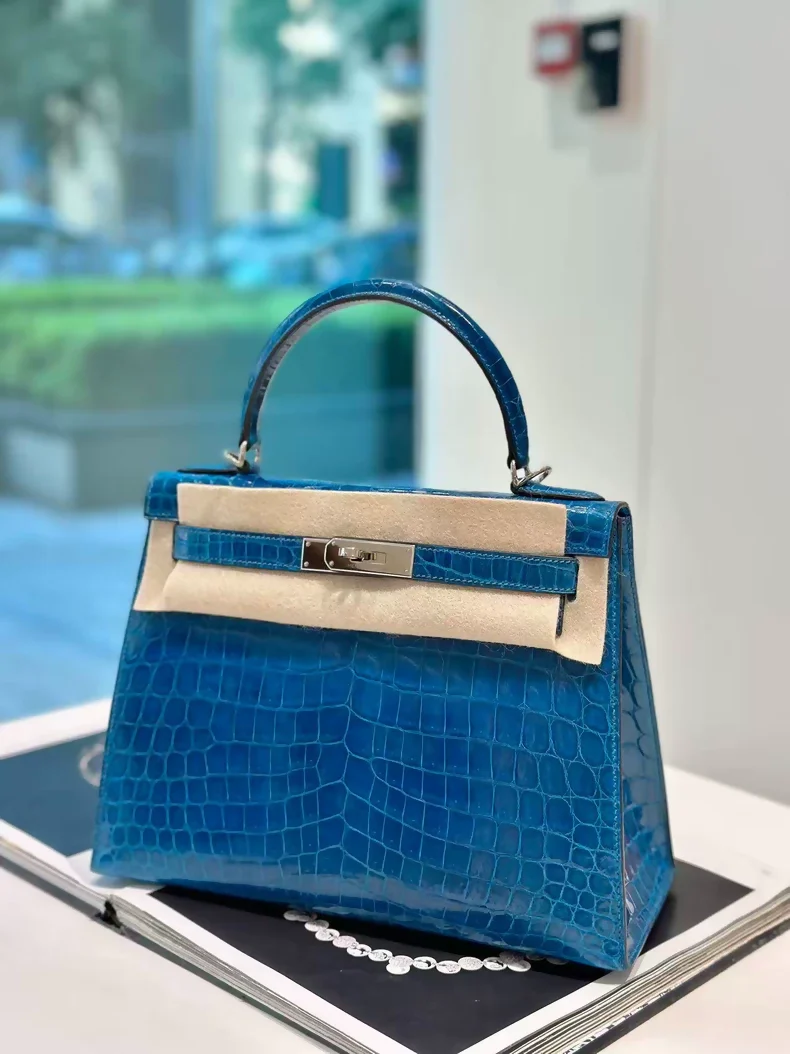 Hermès Kelly 28 Blue Shiny Crocodile Leather Palladium hardware - Image 2