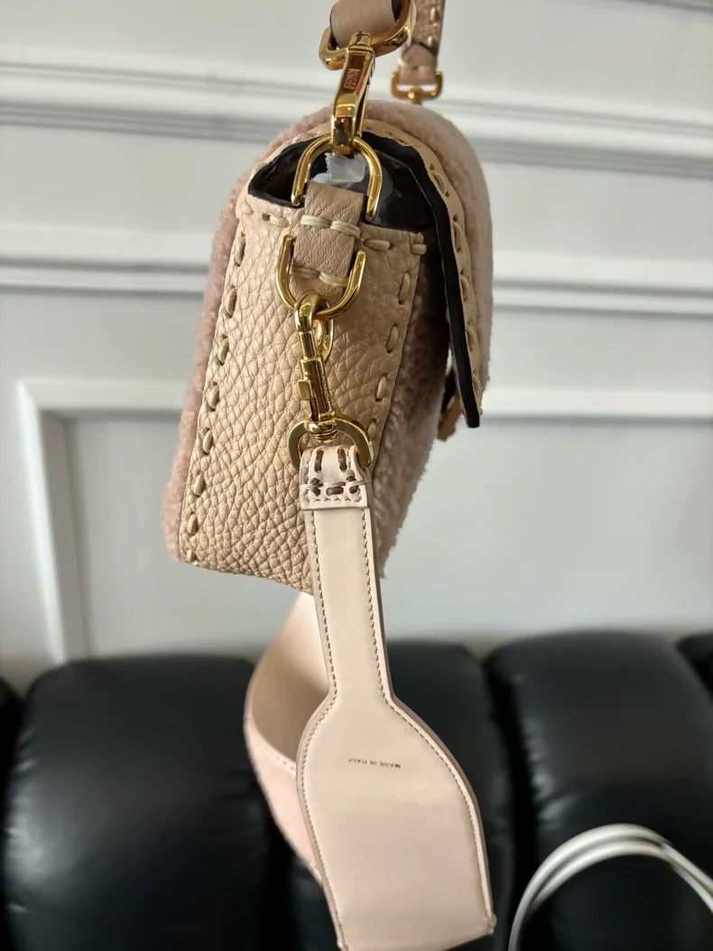 Fendi Baguette bag in pink shearling, - Image 3