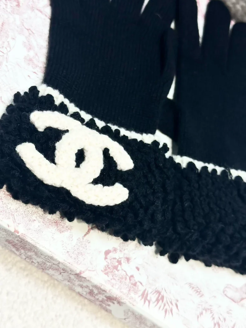 Chanel 24K black cashmere gloves - Image 2