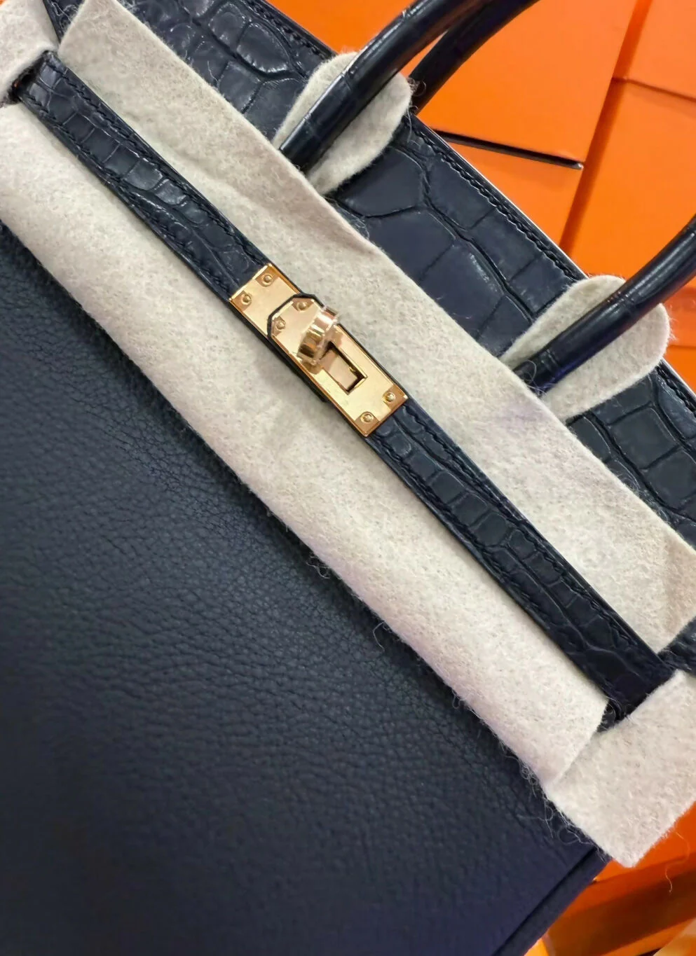 Hermès Birkin 25 touch black Crocodile/Togo Leather Gold Hardware - Image 4