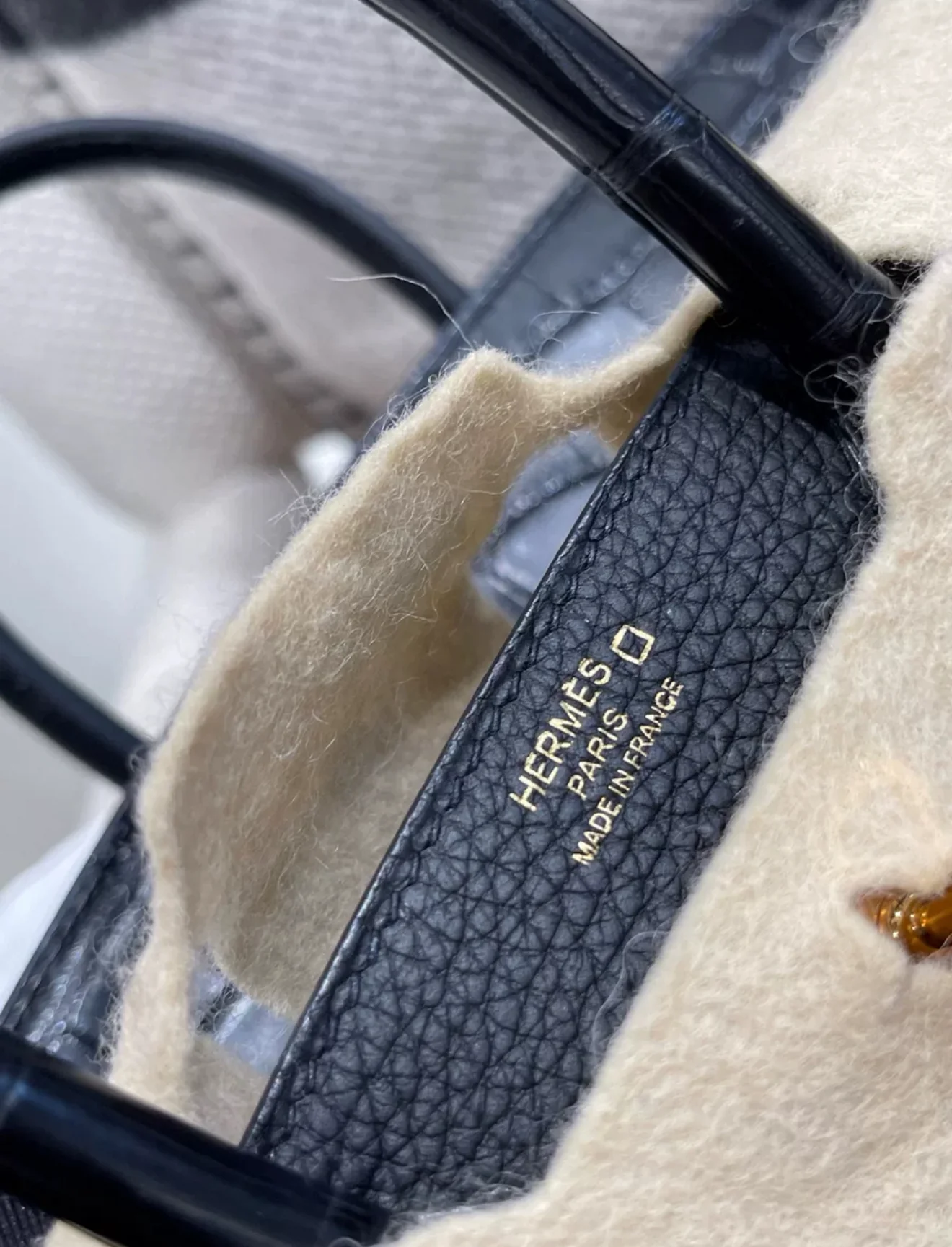 Hermès Birkin 25 black Shiny Alligator Touch Gold Hardware - Image 2