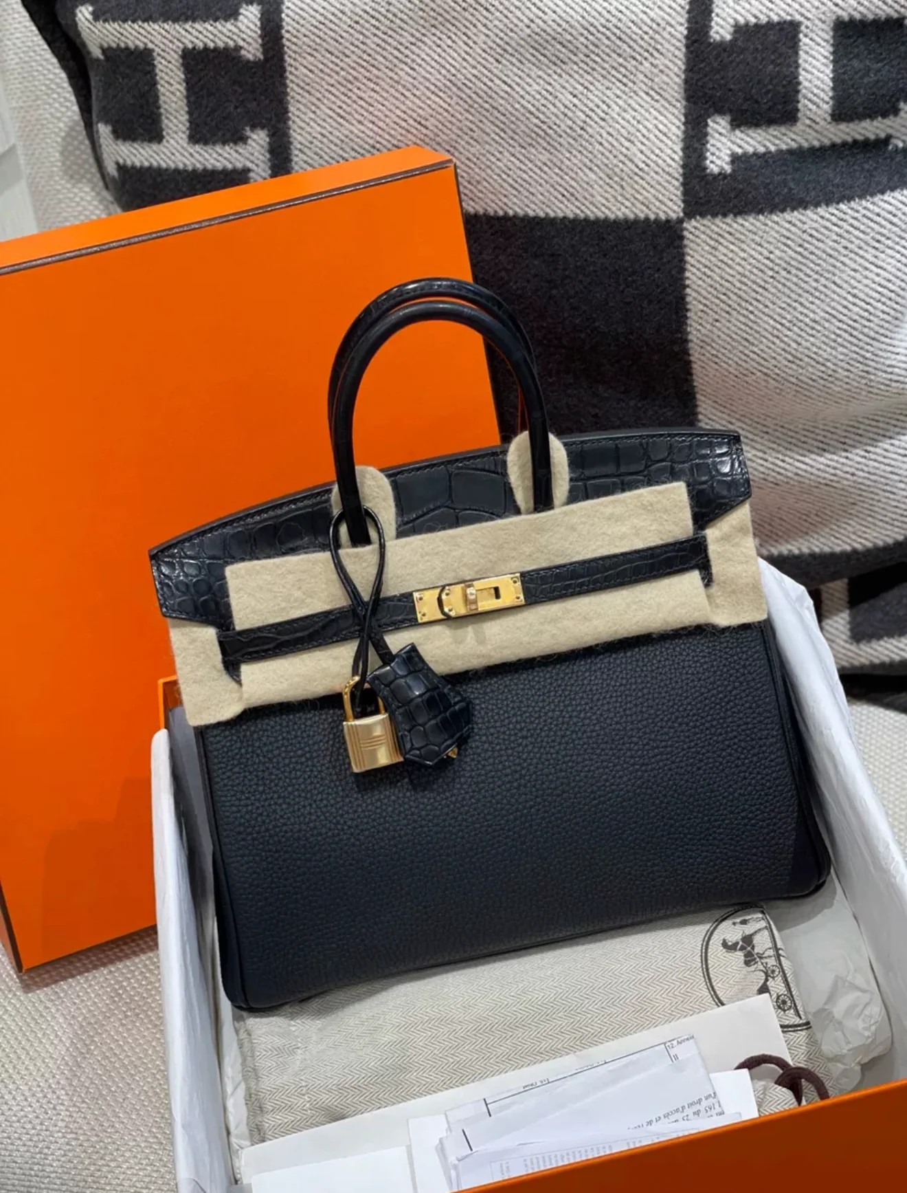 Hermès Birkin 25 black Shiny Alligator Touch Gold Hardware - Image 6