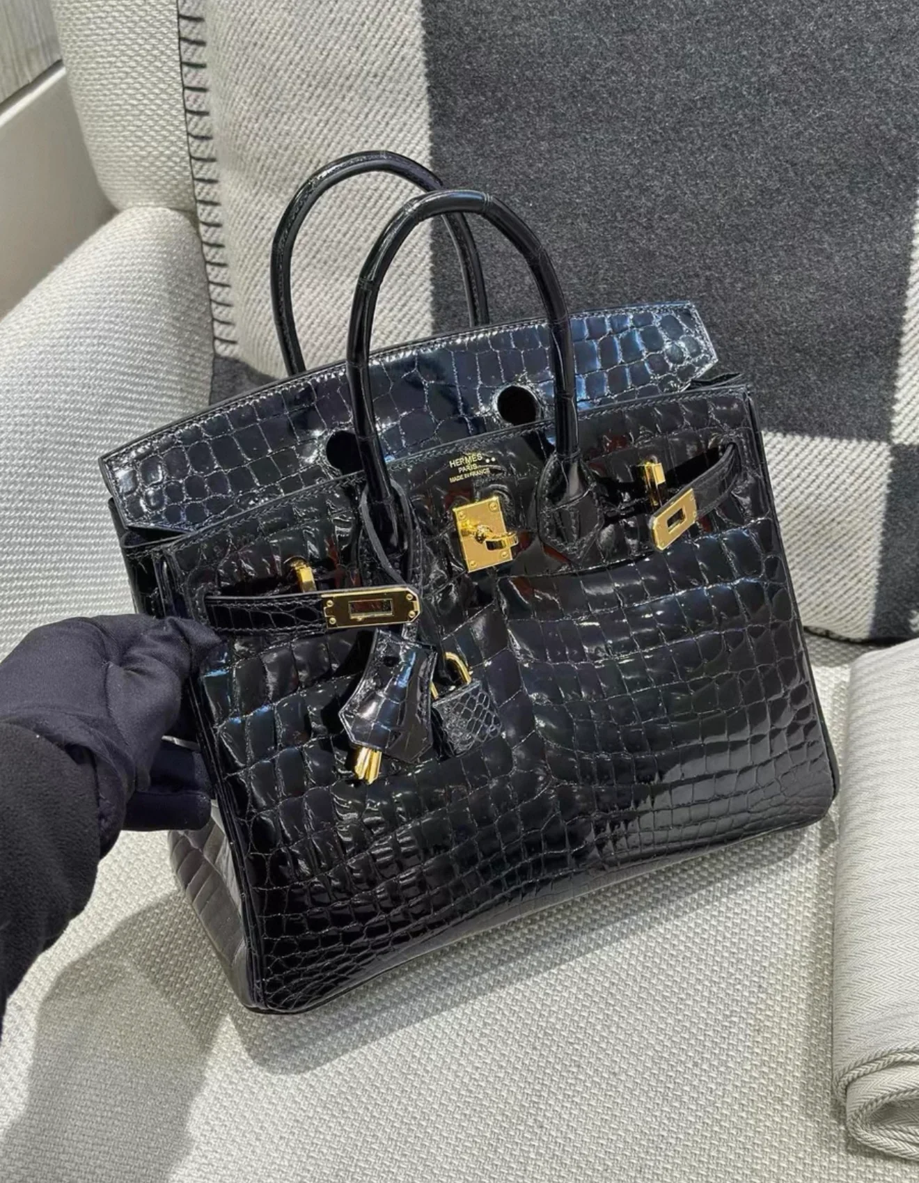 Hermes Birkin 25 Black Shiny Crocodile leather Gold Hardware - Image 2