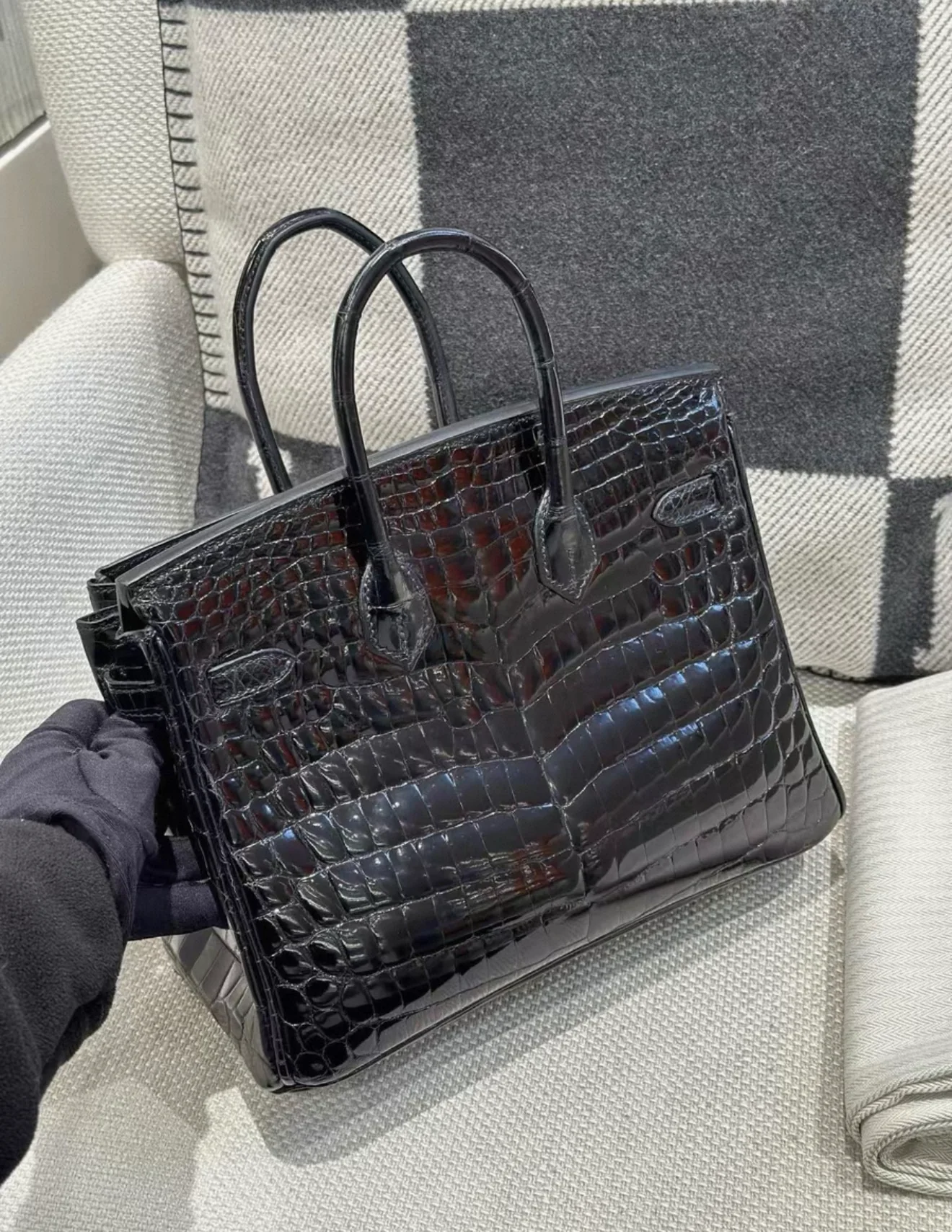 Hermes Birkin 25 Black Shiny Crocodile leather Gold Hardware - Image 3