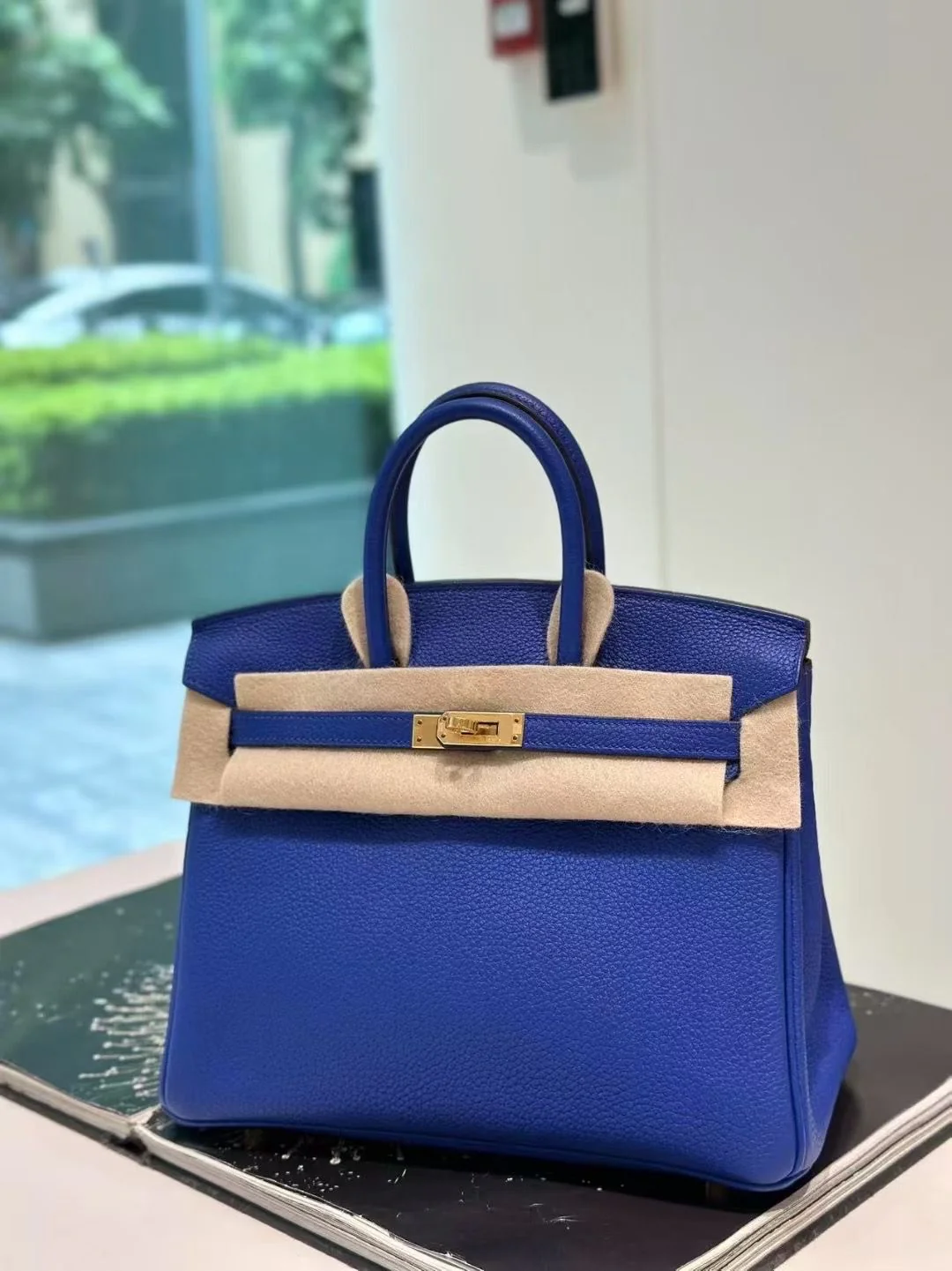 Hermes Birkin 25 Blue Royal Togo Leather Gold Hardware - Image 2