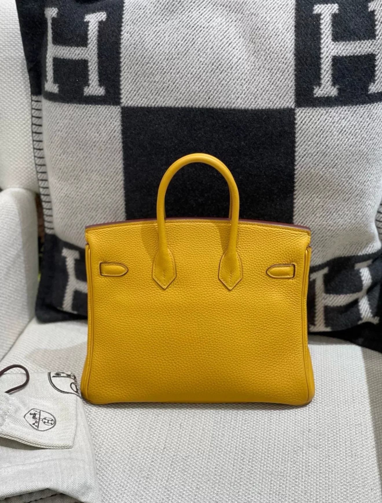 Hermès Birkin 25 Jaune Ambre Togo Leather Gold Hardware - Image 2