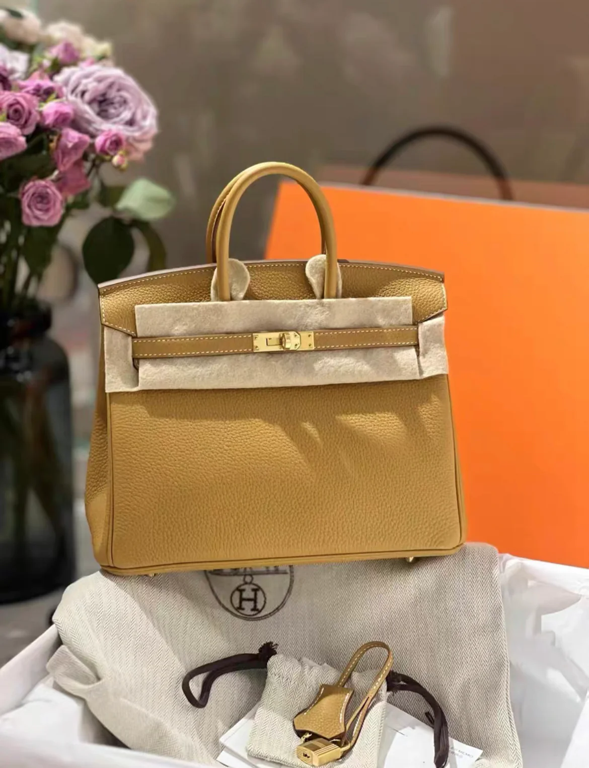 Hermes Birkin 25 Natural Sable Togo Leather Gold Hardware handbag with white stitching - Image 4
