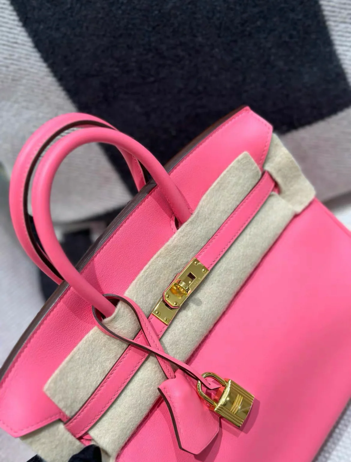 Hermes Birkin 25, Rose Lipstick Pink Swift Leather With Gold Hardware - Image 5