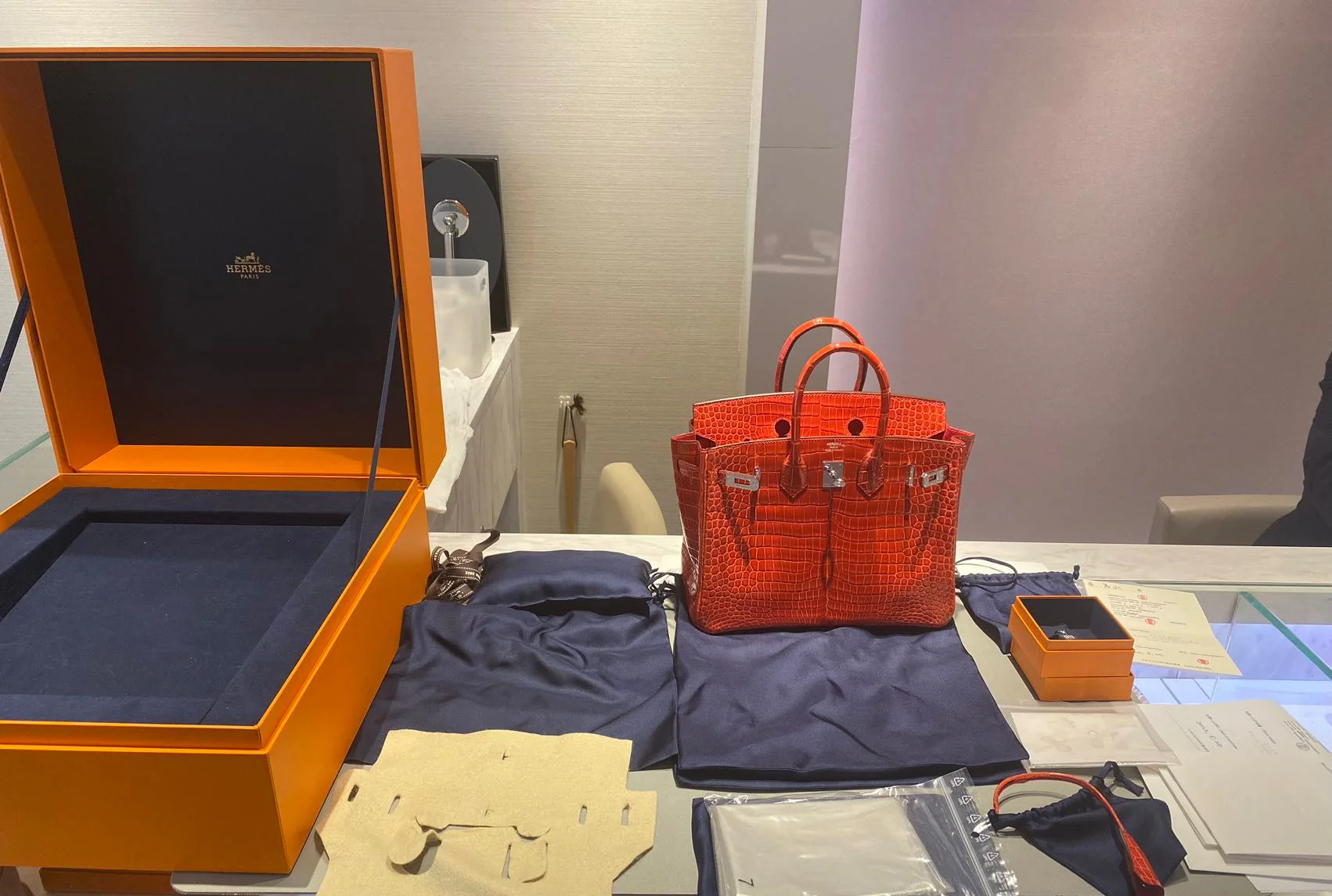 Hermès Birkin 25 Rouge Braise Shiny Porosus Crocodile 18K White Gold and Diamond Hardware - Image 2