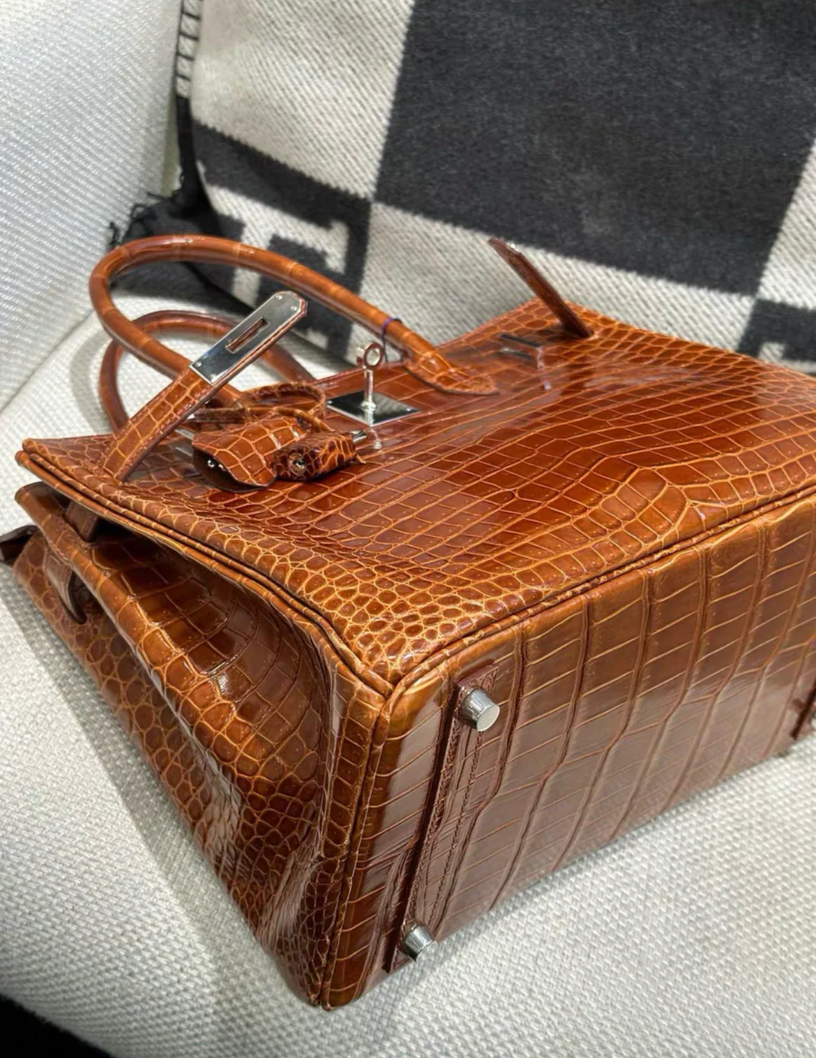Hermès Birkin 30 shiny Alligator Fauve Barenia Palladium Hardware - Image 3