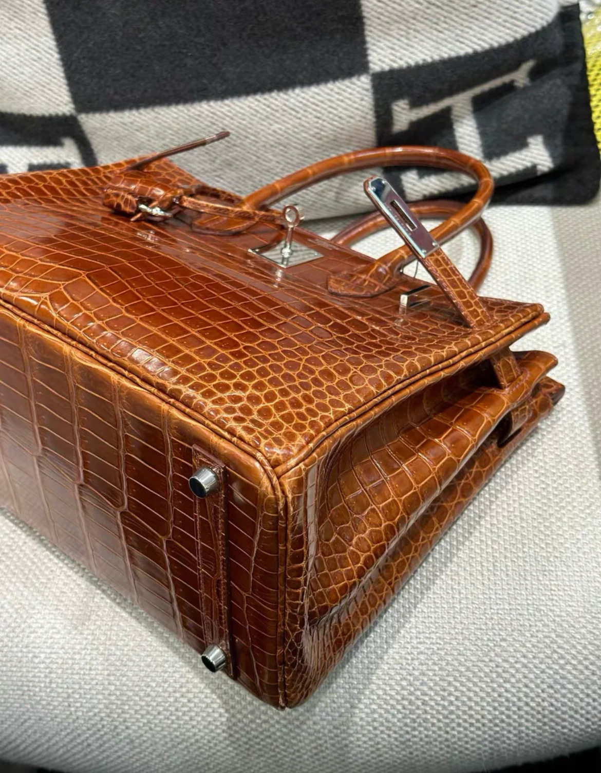 Hermès Birkin 30 shiny Alligator Fauve Barenia Palladium Hardware - Image 4