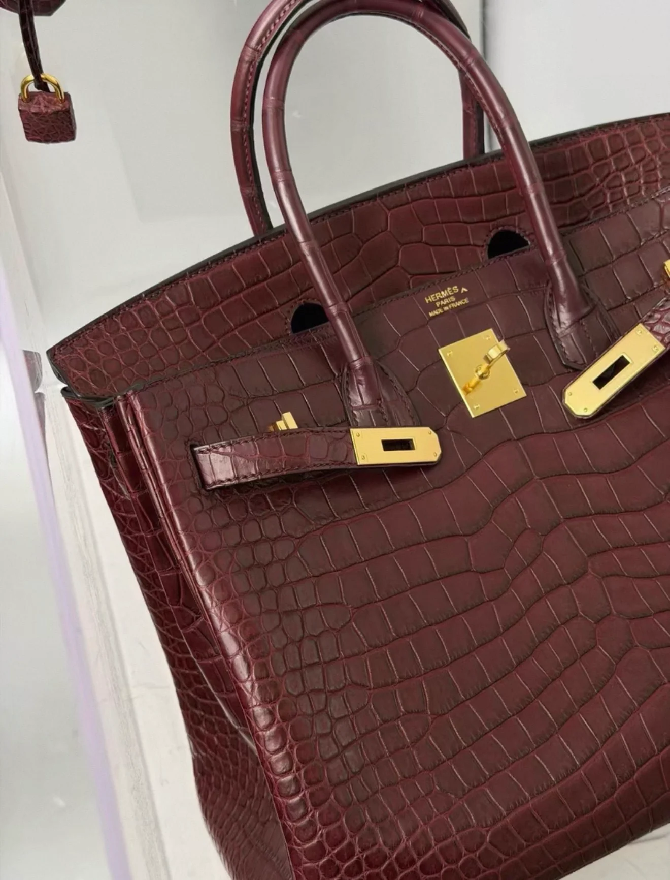 Hermès Birkin 35 Bordeaux Matte Alligator leather gold hardware - Image 2