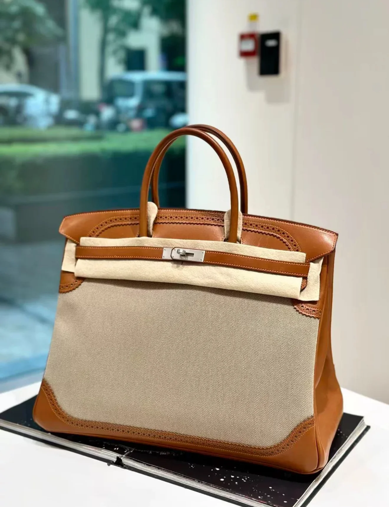 Rare Hermès Birkin 40 Toile H and Lace Ghillies Gold saddle leather Palladium Hardware - Image 3