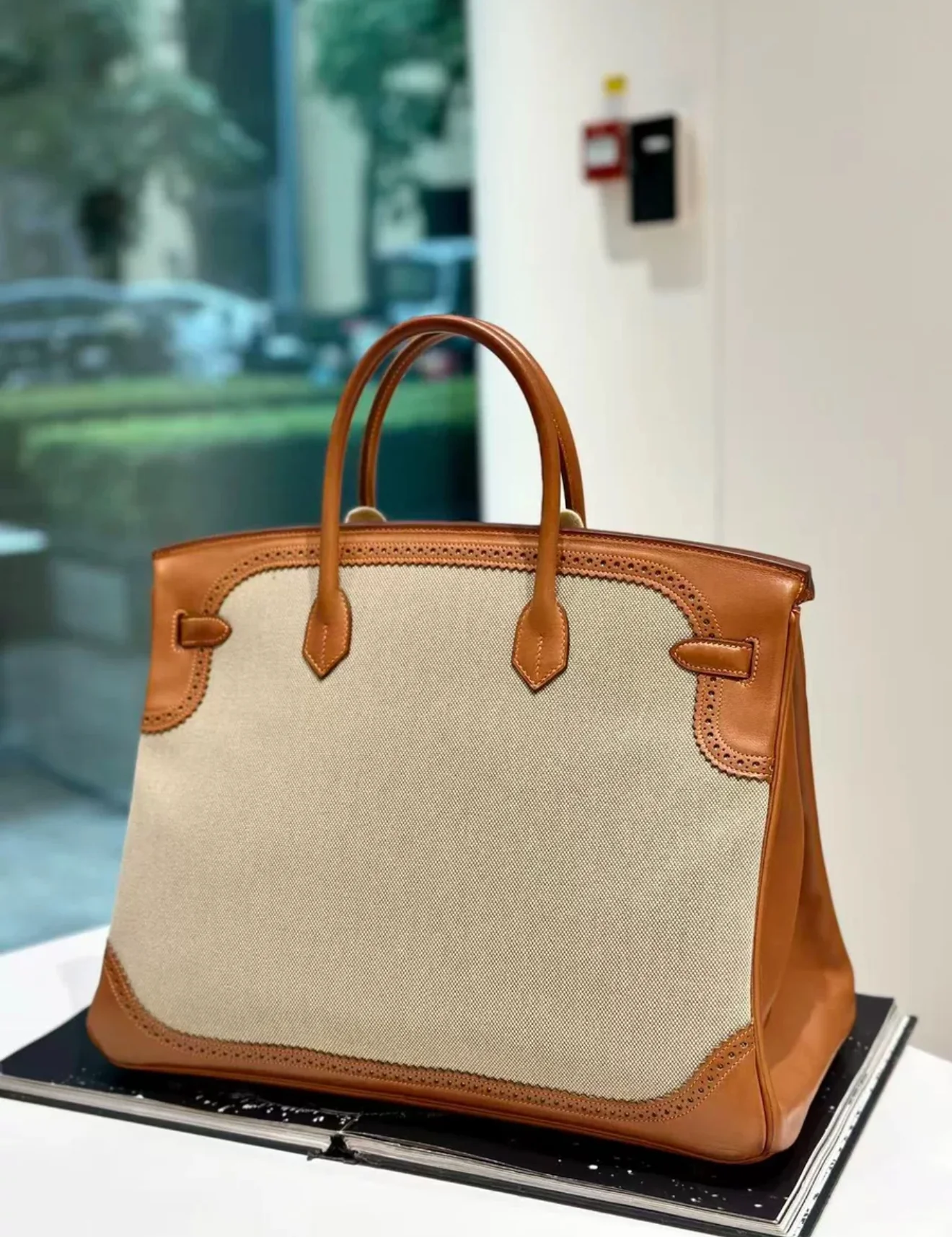 Rare Hermès Birkin 40 Toile H and Lace Ghillies Gold saddle leather Palladium Hardware - Image 4