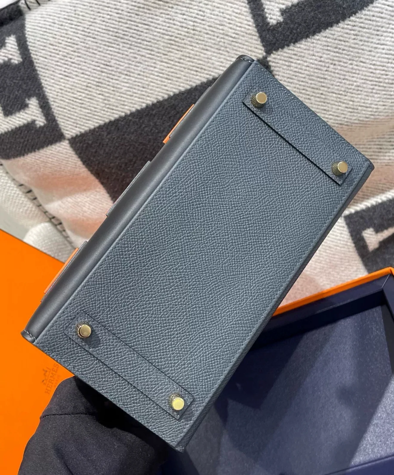 Hermès "Rainy Days" Sac Faubourg Birkin 20 Gris Misty Matte Alligator Permabrass Hardware - Image 5