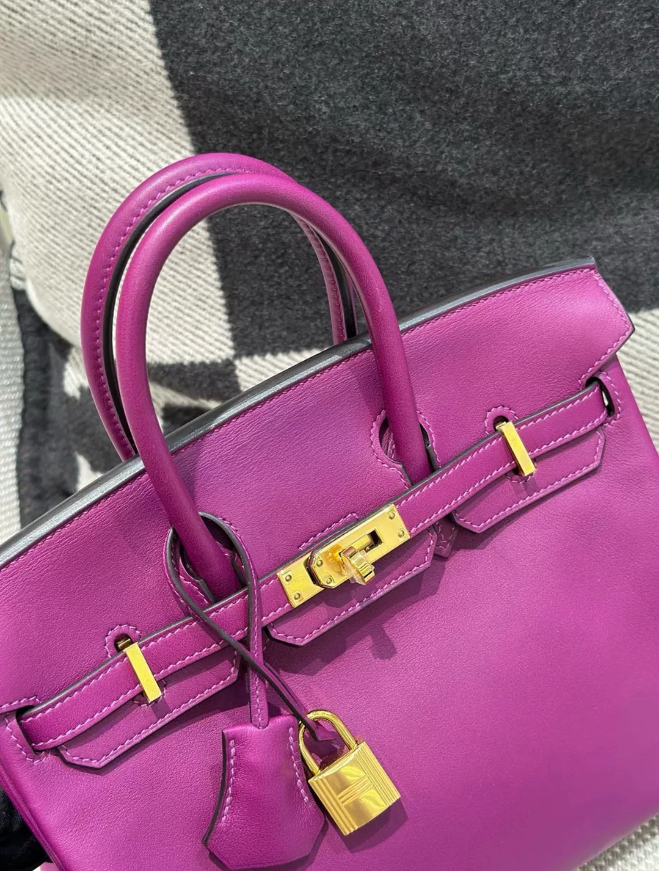 Hermes Birkin 25 Anemone Purple Swift Leather Gold Hardware Handbag - Image 6