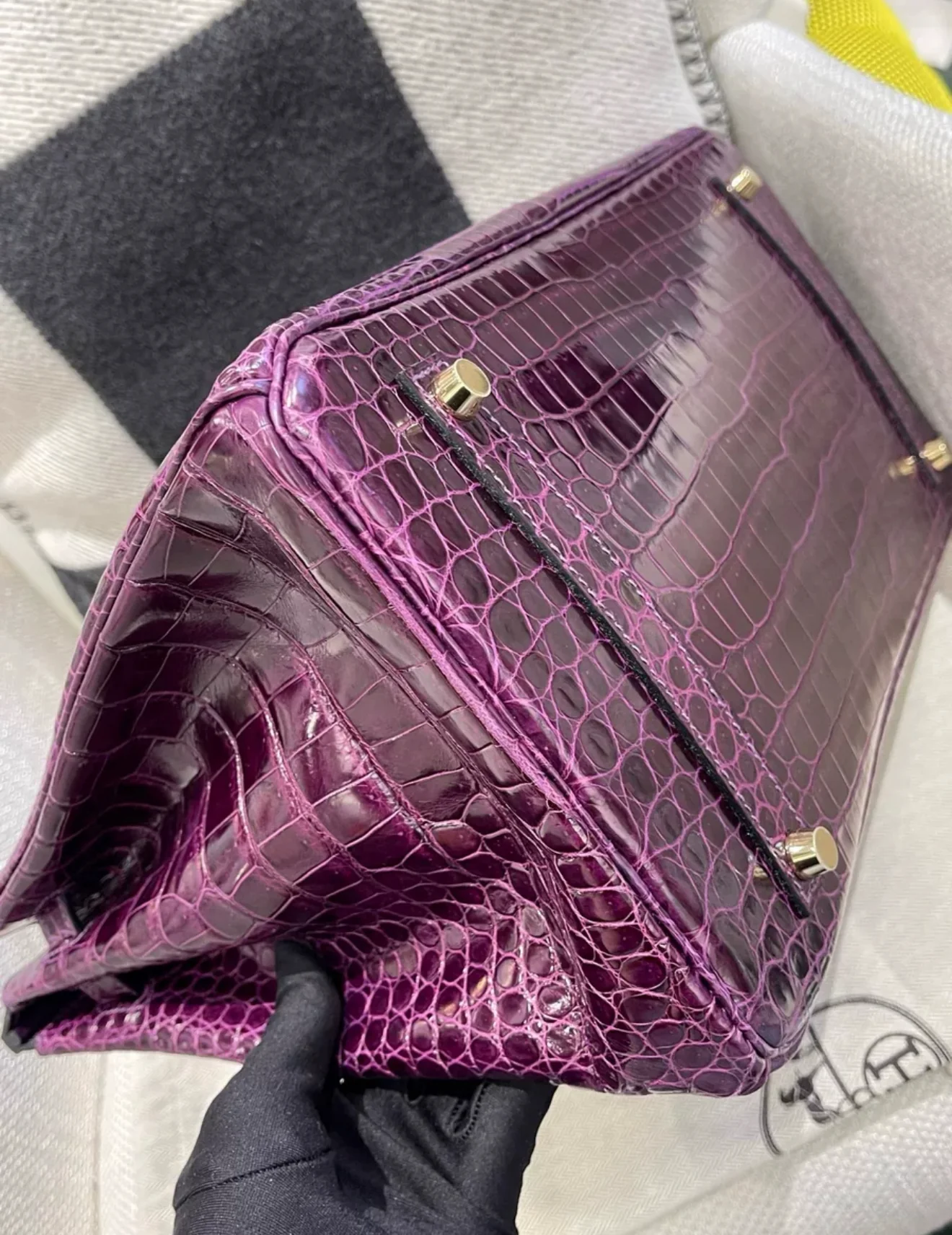 Hermès Birkin 35 N5 Cassis Violet shiny crocodile gold Hardware - Image 3