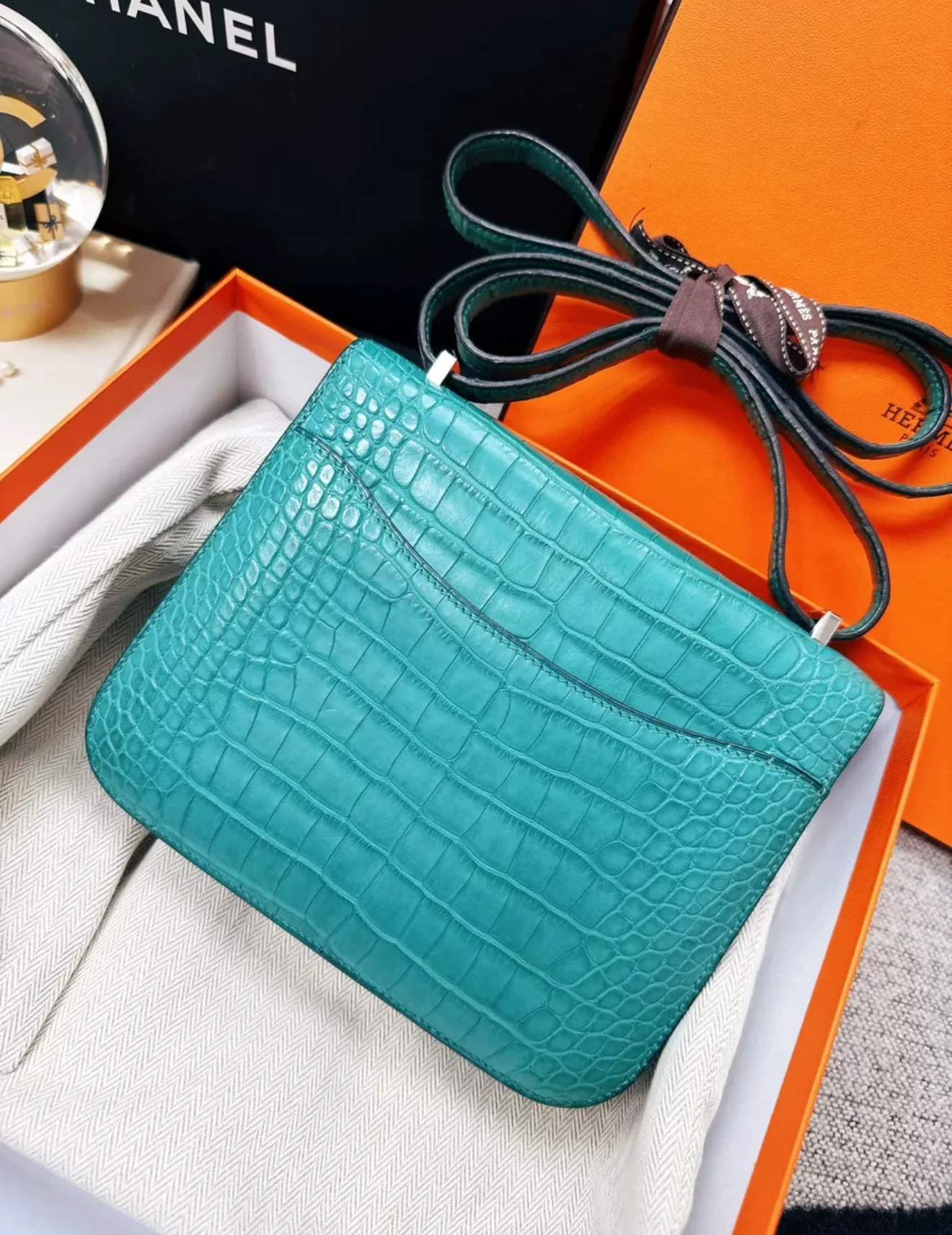 Hermès Constance 19 Bleu Paon Matte Alligator Leather Palladium Hardware - Image 2