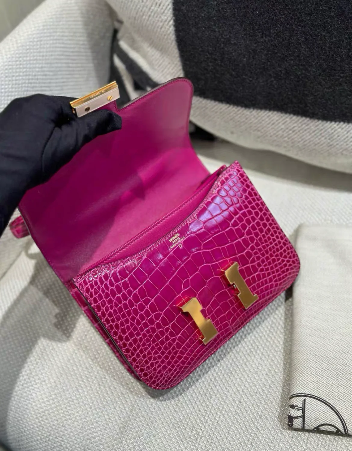 Hermès Constance 19 Rose Scheherazade Shiny Alligator Gold Hardware - Image 7