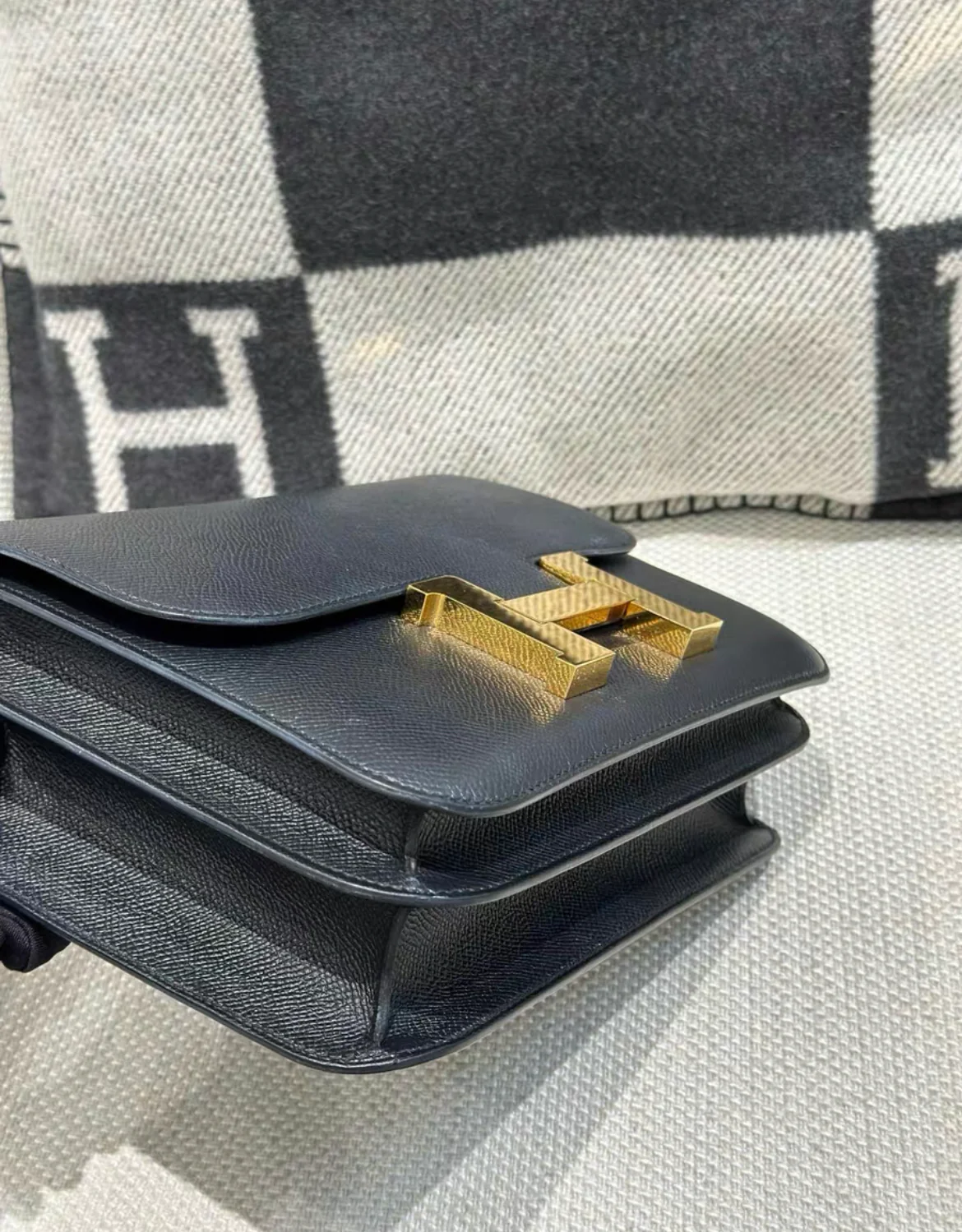 HERMES CONSTANCE 24 NOIR BLACK EPSOM GOLD HARDWARE - Image 4
