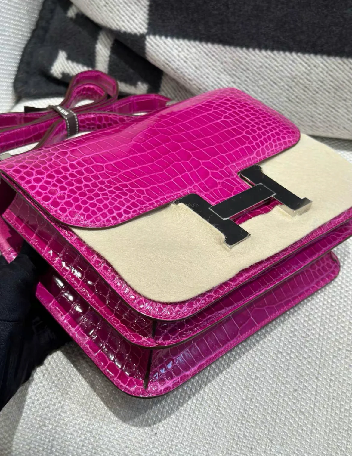 Hermès Constance 24 Fushia Shiny Alligator Palladium Hardware - Image 3