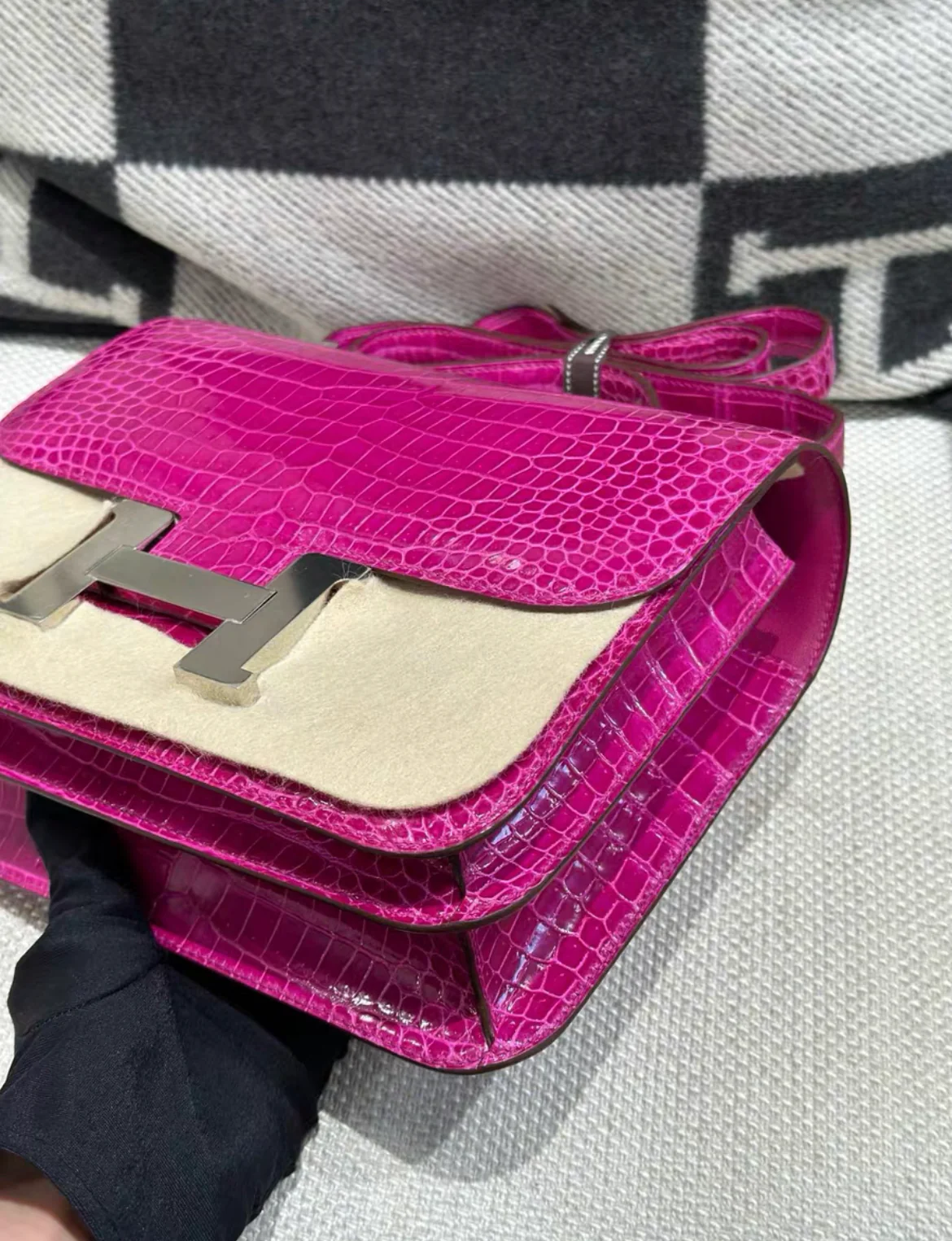 Hermès Constance 24 Fushia Shiny Alligator Palladium Hardware - Image 4