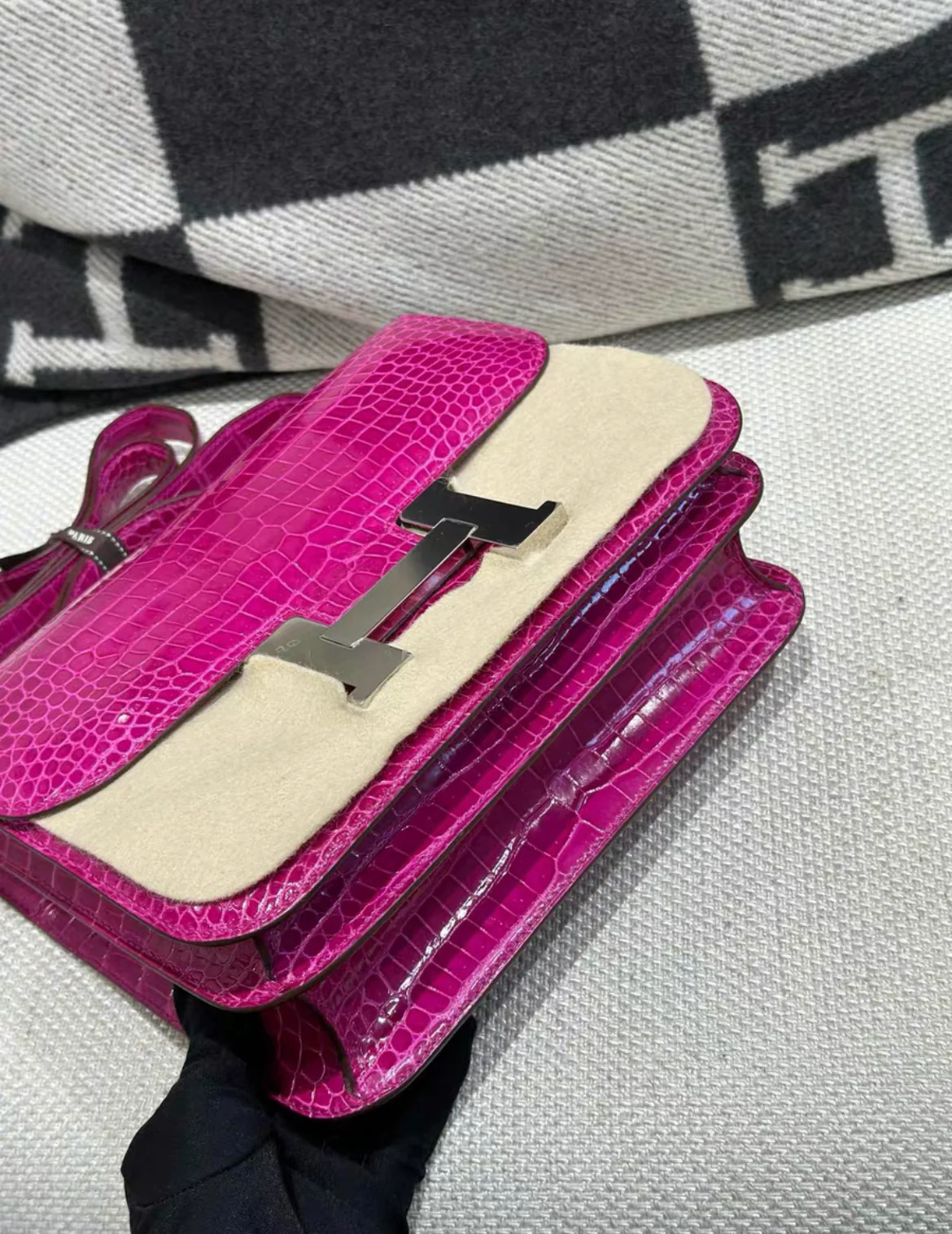 Hermès Constance 24 Fushia Shiny Alligator Palladium Hardware - Image 5