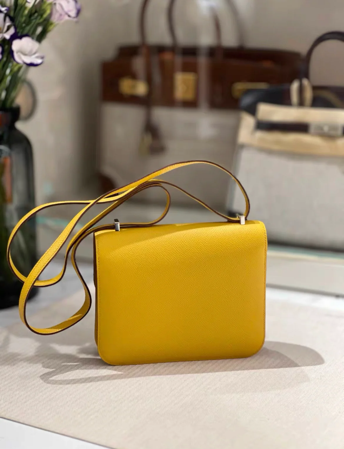 HERMÈS Constance Mini 19 shoulder bag in Jaune Ambre Epsom leather with Palladium hardware - Image 2